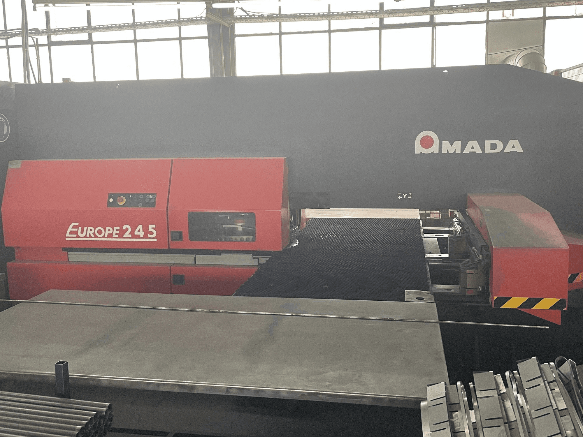 Vooraanzicht van AMADA Europe 245 machine