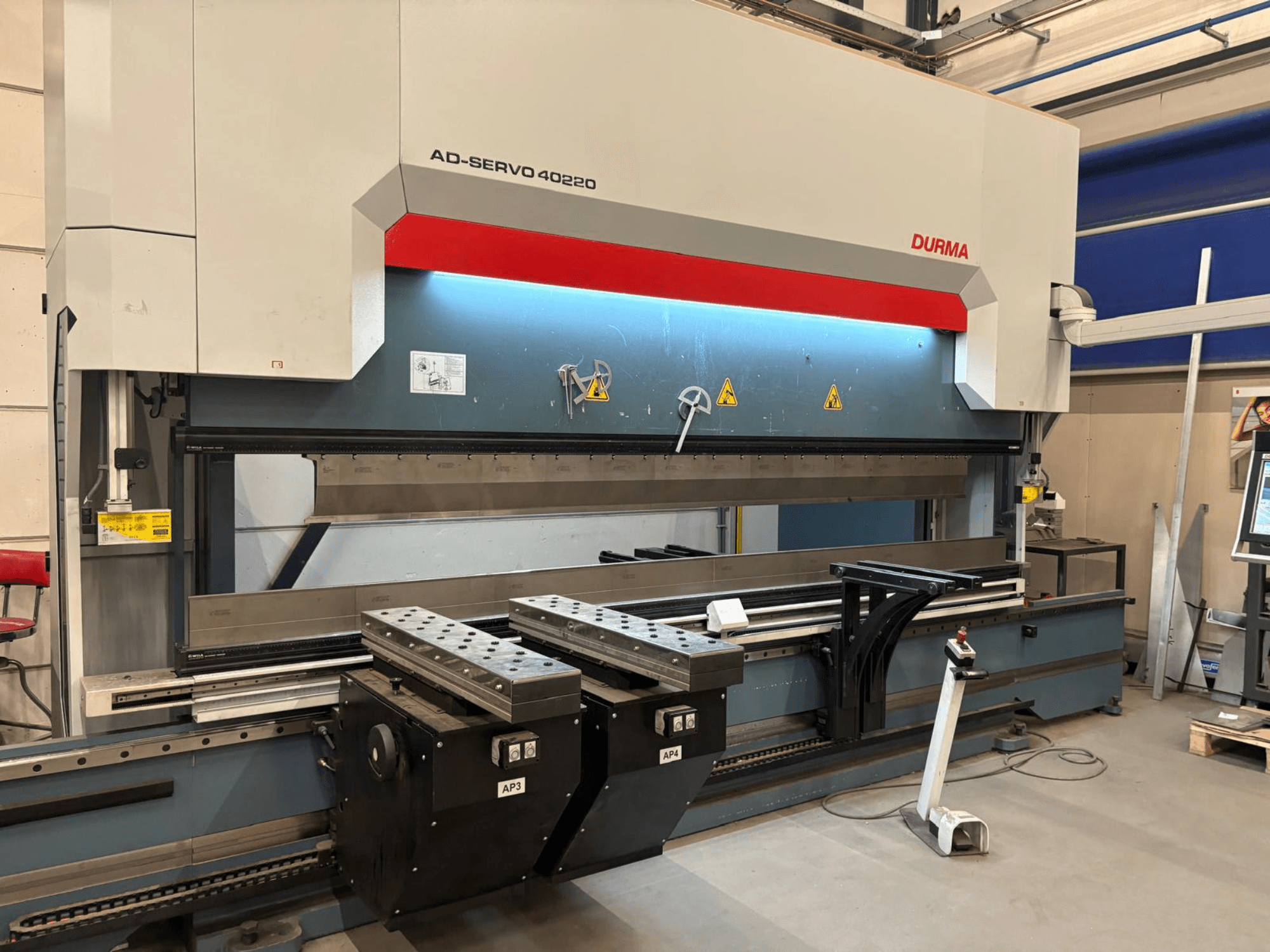 Durma AD-SERVO 40220 kantpers, vooraanzicht, met het bedieningspaneel, het hydraulische systeem en de gereedschappen op de werktafel.