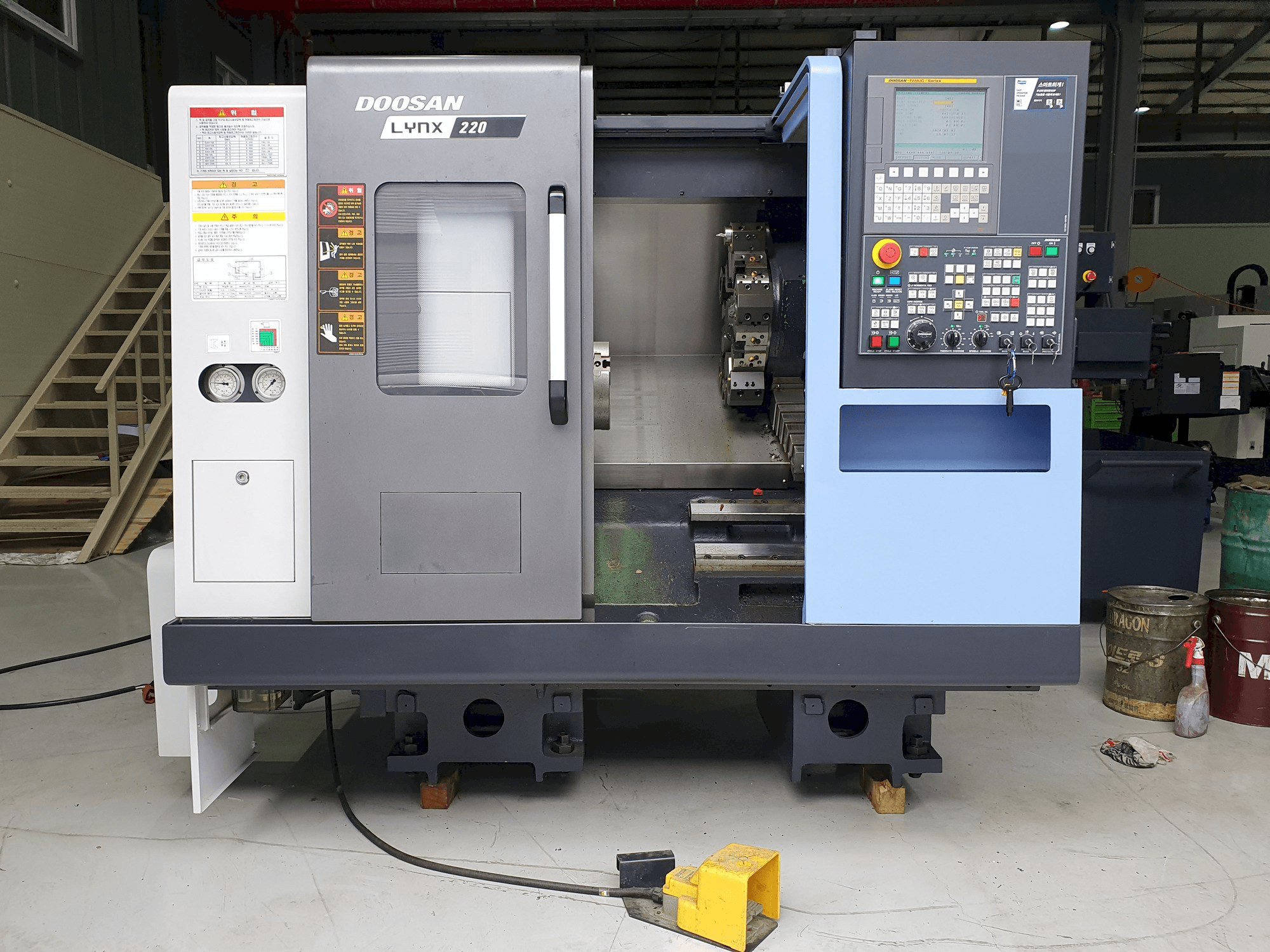 Vooraanzicht van Doosan LYNX220C machine