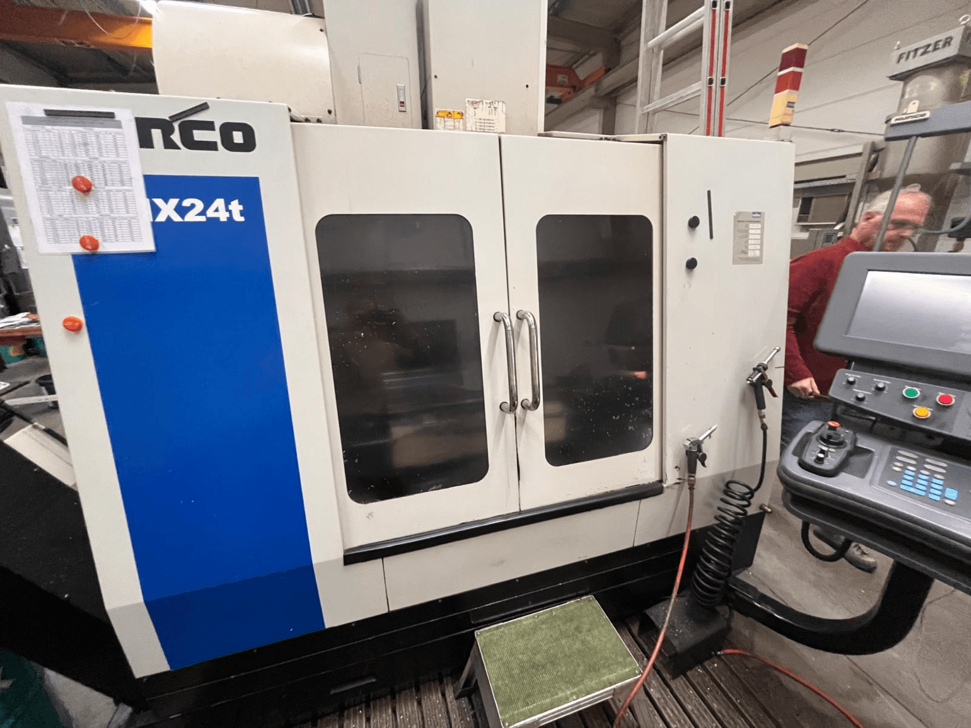 Verticaal bewerkingscentrum van Hurco, model VX24t, getoond vanaf de voorkant met bedieningspaneel en transparante deuren.