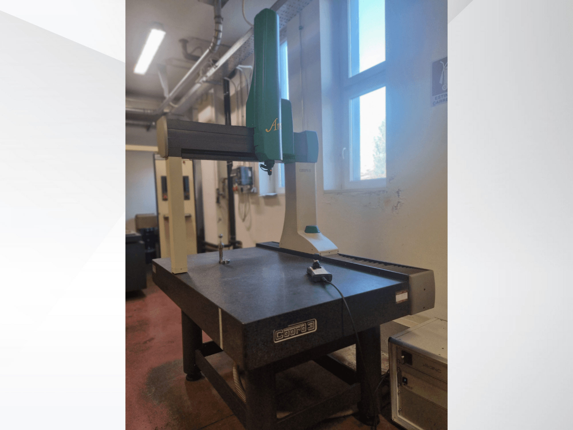 GOM Atos 3D scanner in vooraanzicht op een granieten meettafel, met zichtbare kabel en besturingsapparaat.