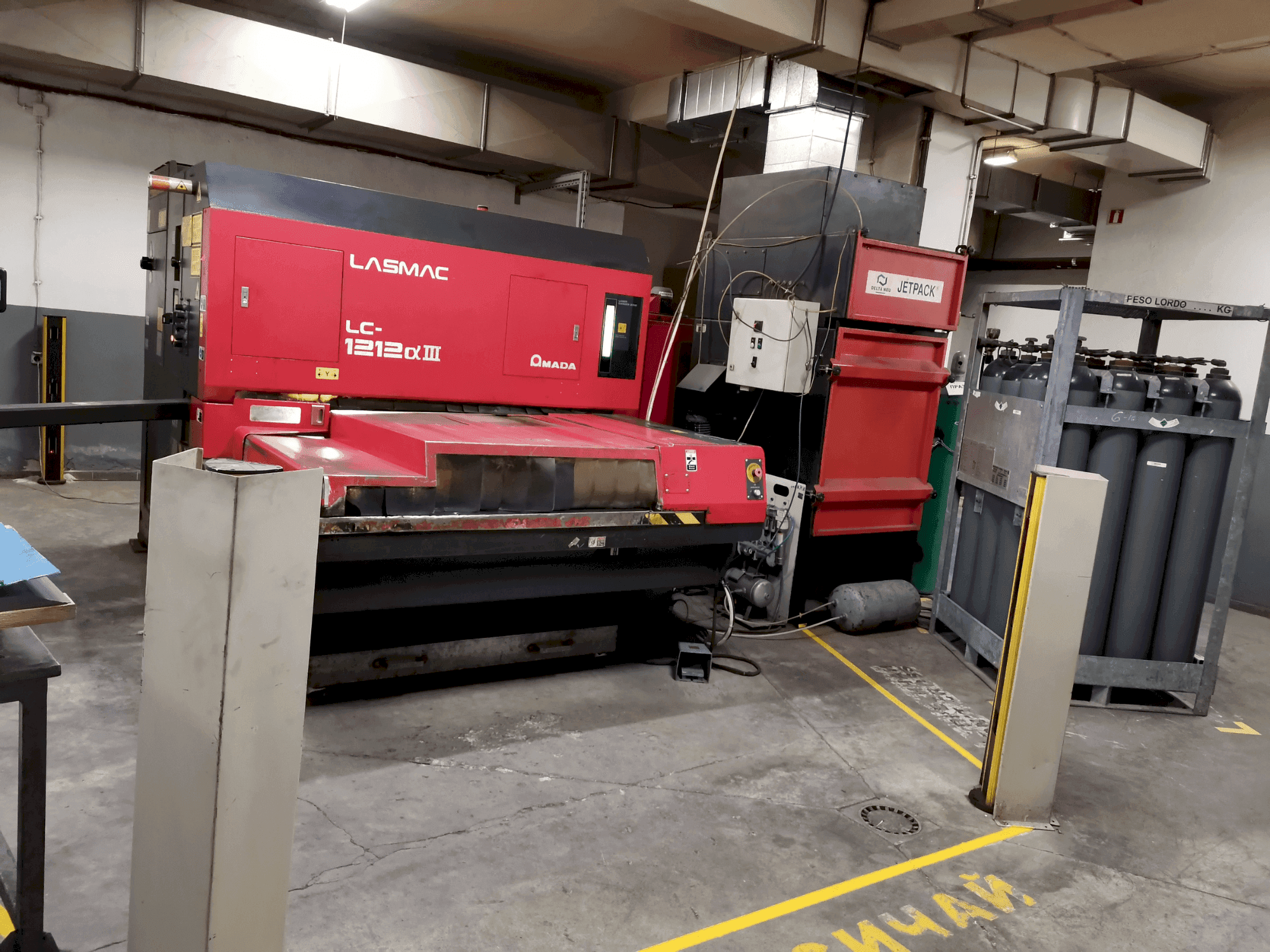 Vooraanzicht van AMADA LC 12-12 αIII machine