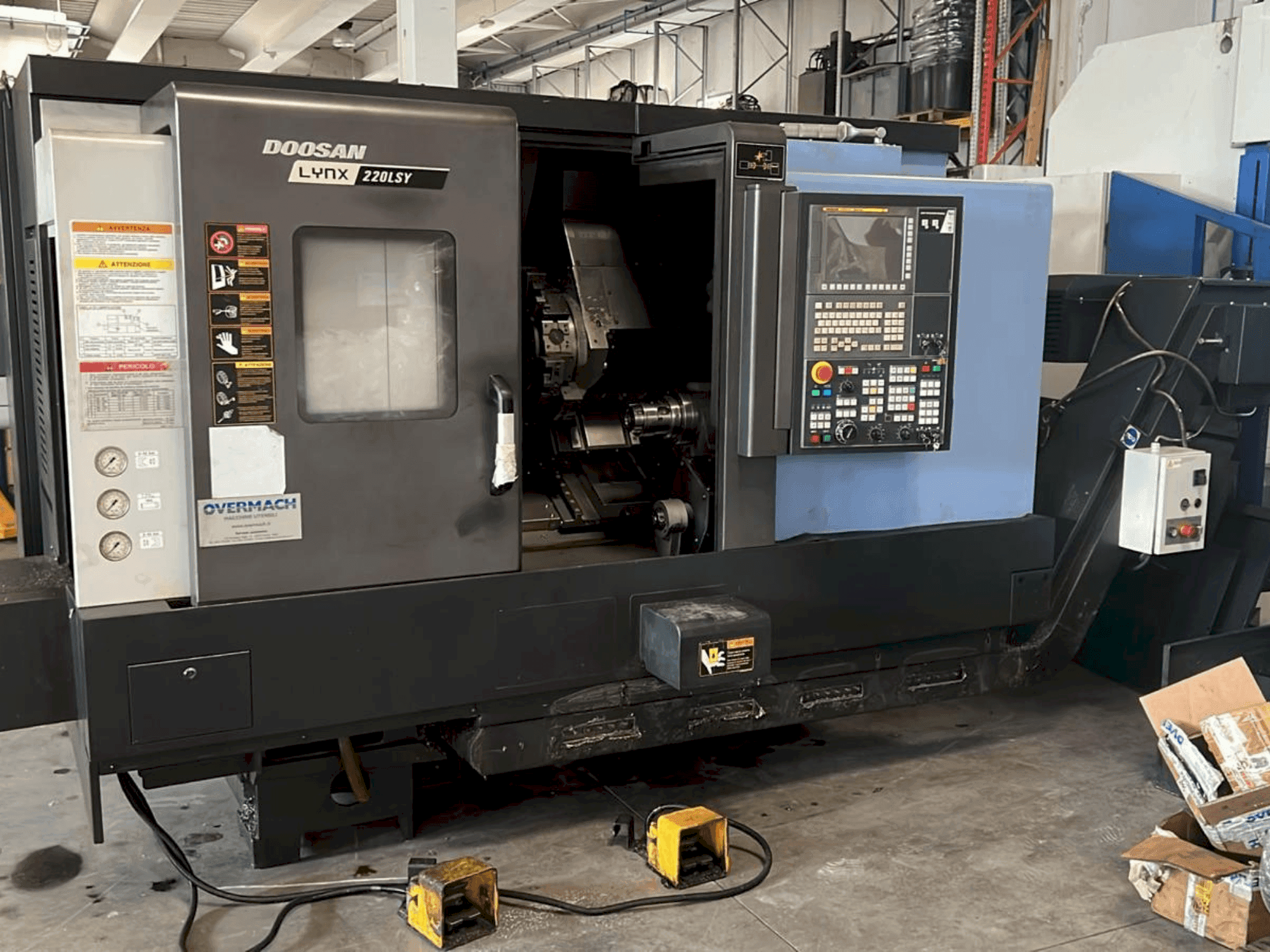 Vooraanzicht van DOOSAN DOOSAN LYNX 220LSY machine