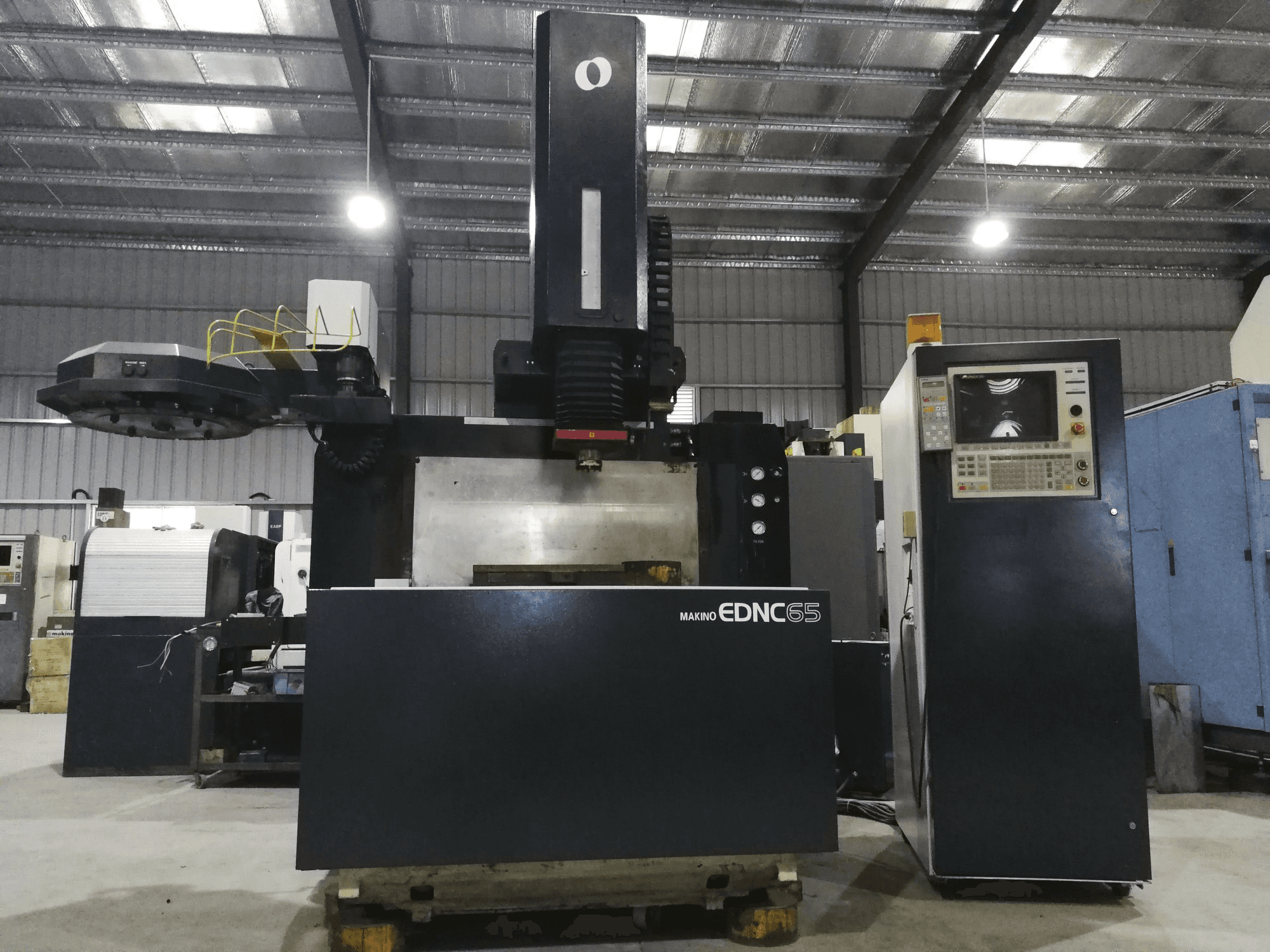 Vooraanzicht van Makino EDNC65 machine