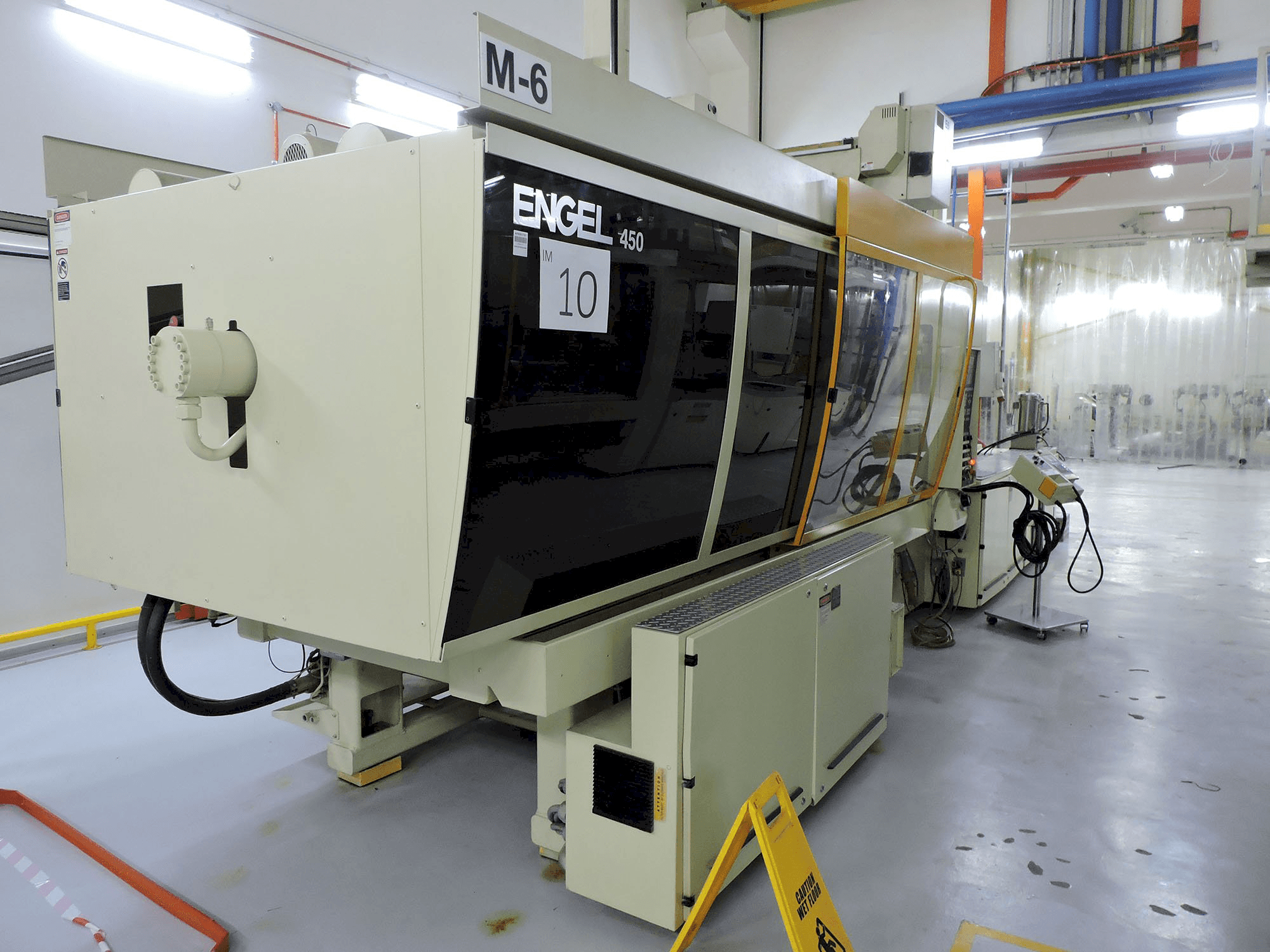 Links zicht van ENGEL ES 1300/450 machine