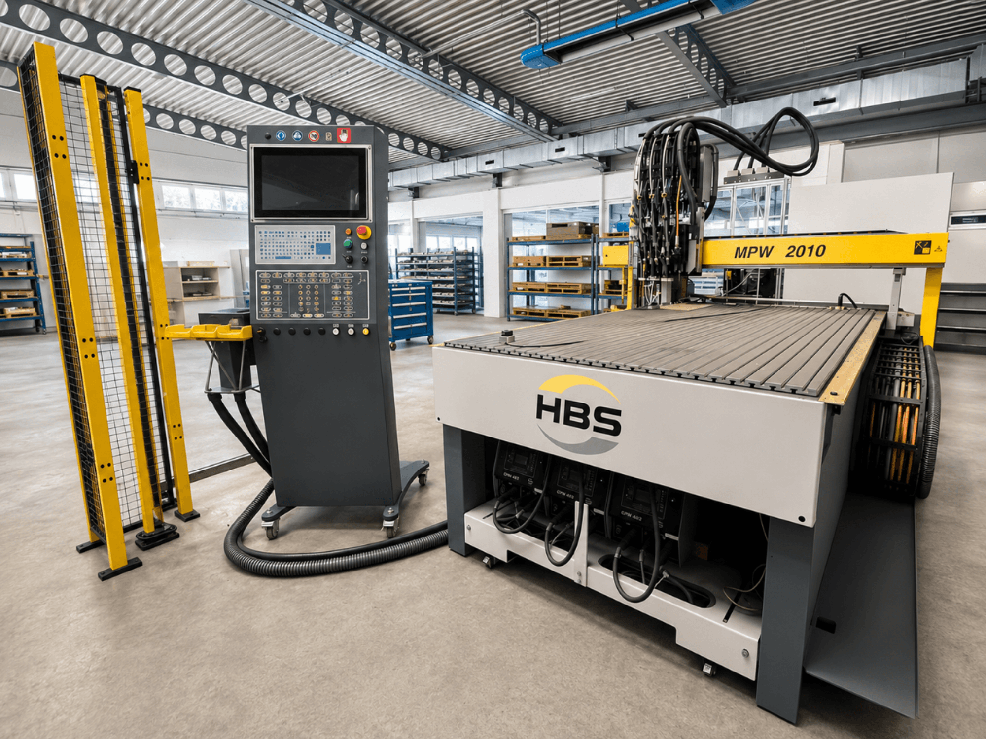 HBS MPW 2010 plaatbewerkingsmachine in vooraanzicht, voorzien van een bedieningspaneel en een industrieel ontwerp voor nauwkeurig metaal snijden.
