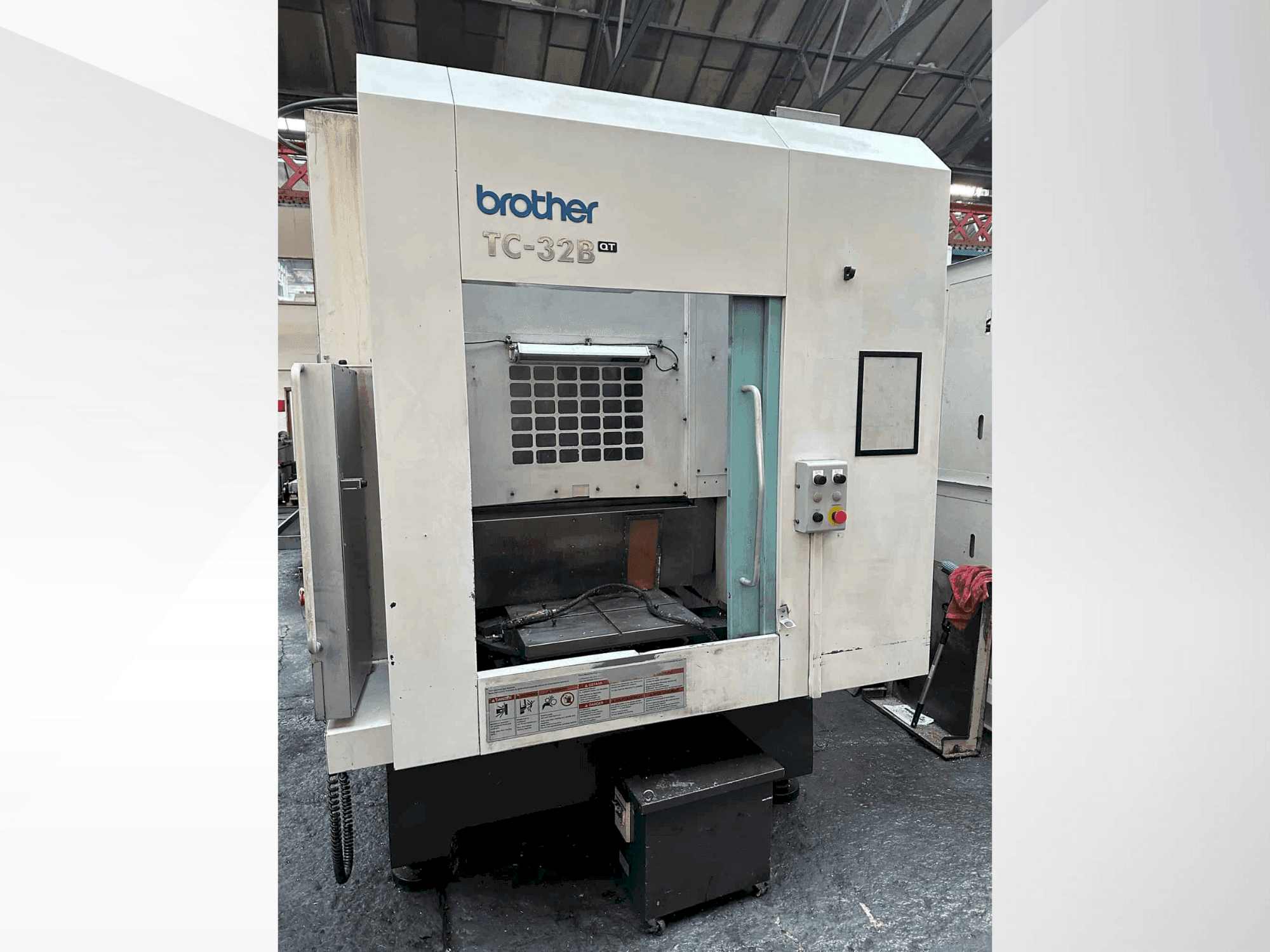 Vooraanzicht van Brother TC-32B QT machine
