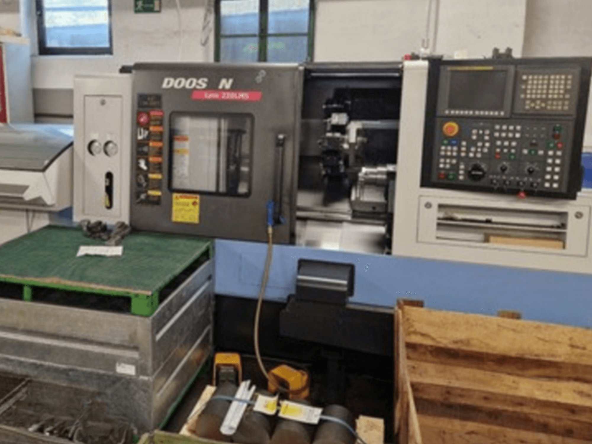 DOOSAN Lyax 220 LMS horizontale draaimachine in vooraanzicht, met het bedieningspaneel, de gereedschappen en de werkruimte.