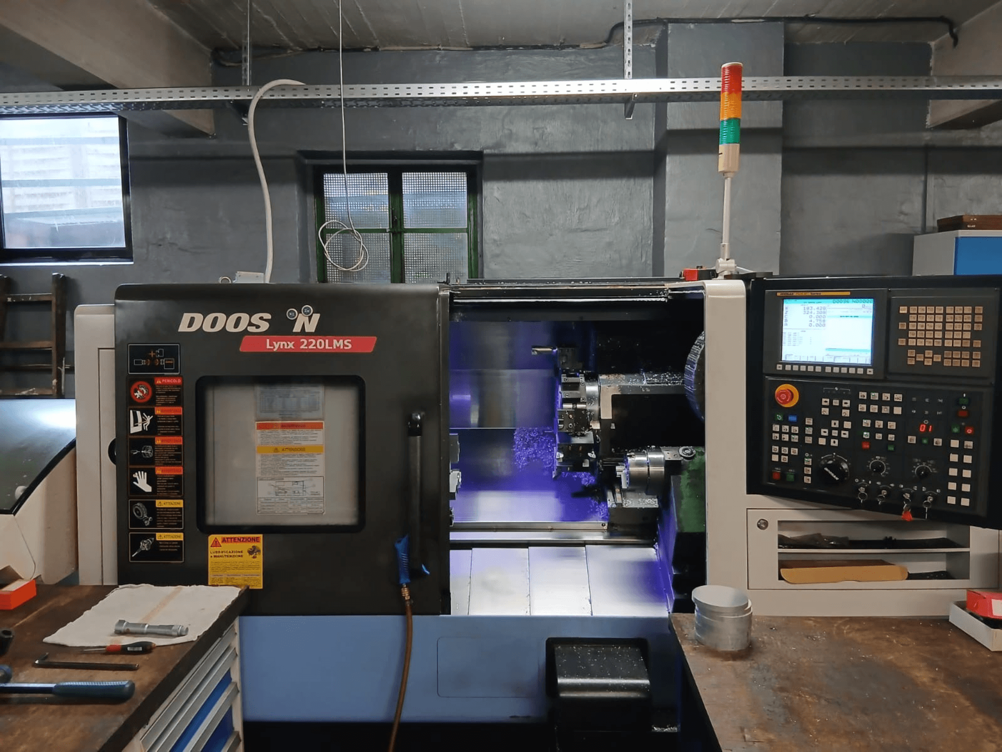 DOOSAN Lynx 220 LMS horizontale draaibank, vooraanzicht, met bedieningspaneel en zichtbaar bewerkingsgebied.