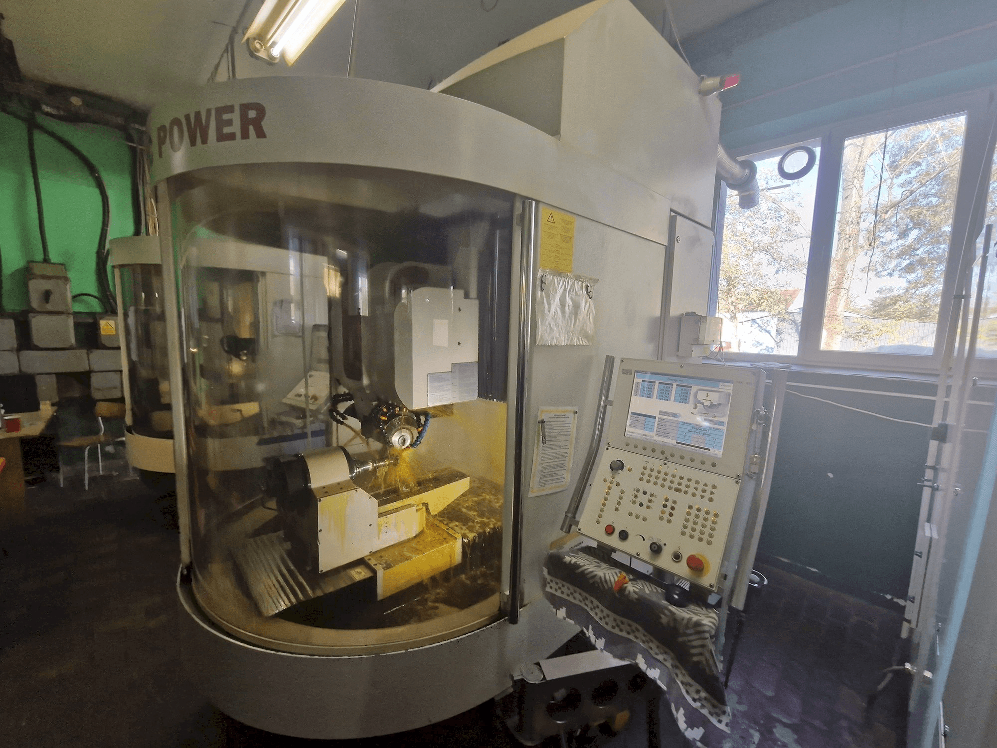 Vooraanzicht van WALTER Helitronic Power machine