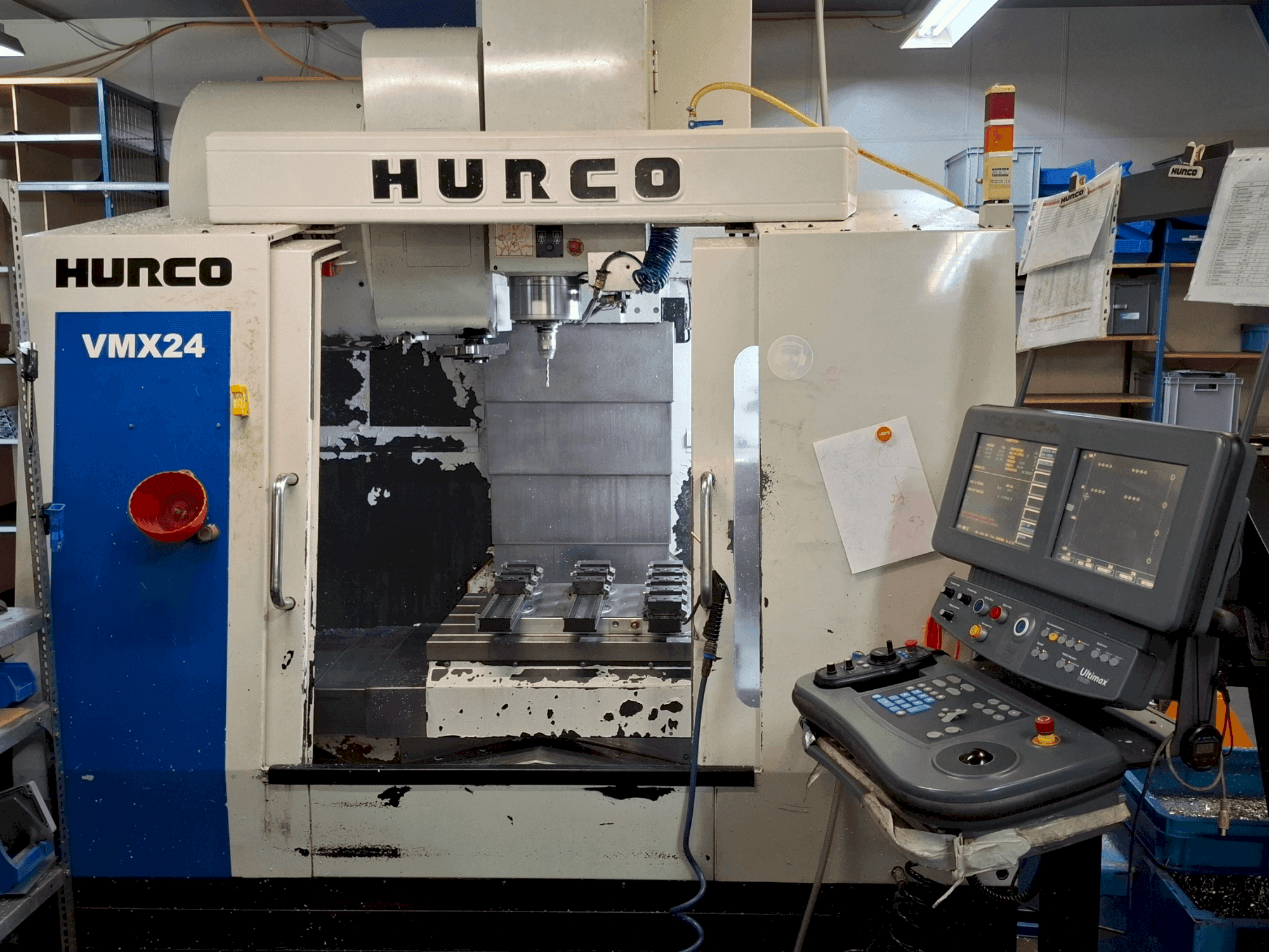 Vooraanzicht van Hurco VMX24 machine