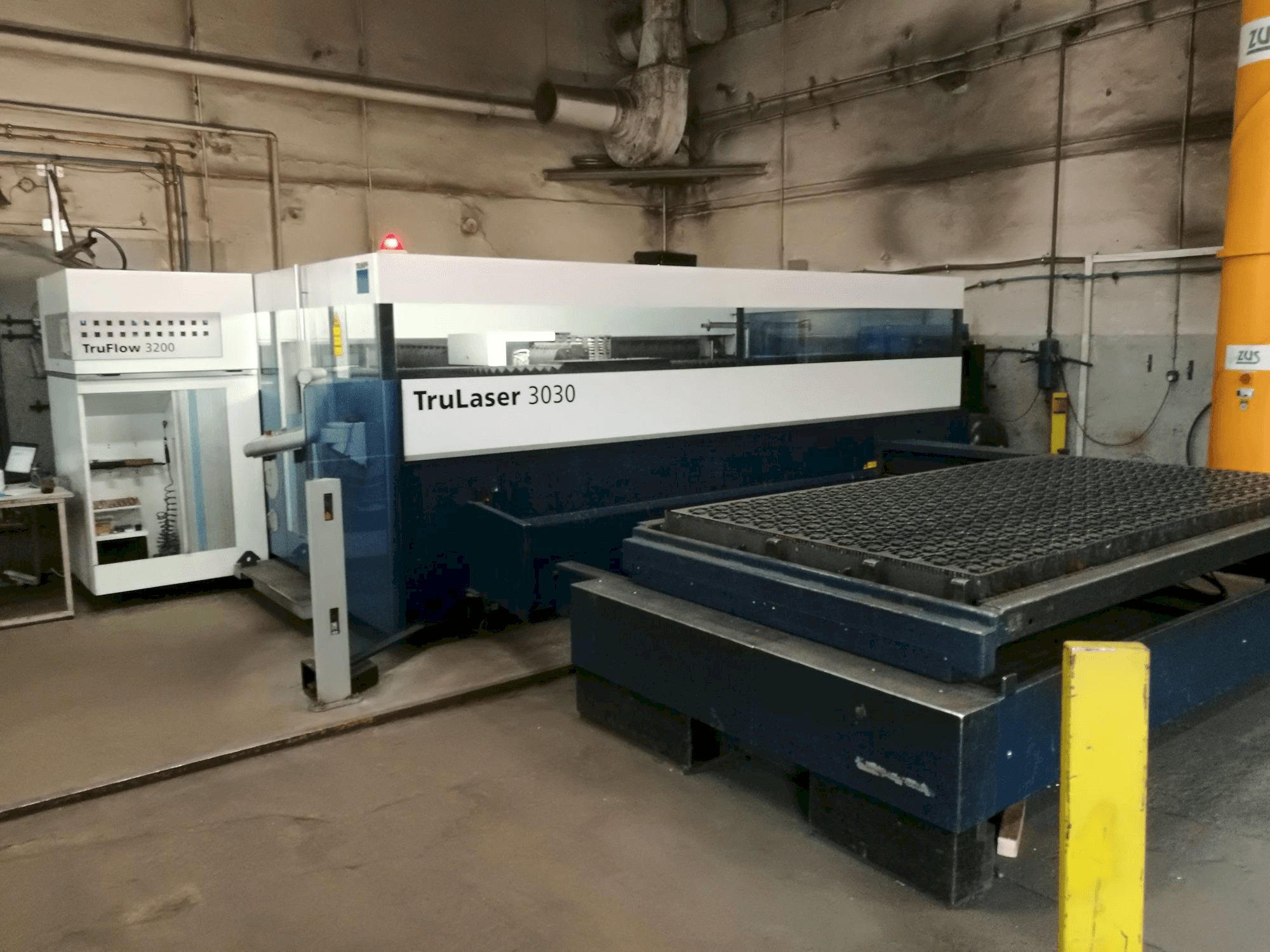 Vooraanzicht van Trumpf TruLaser 3030 L20 machine