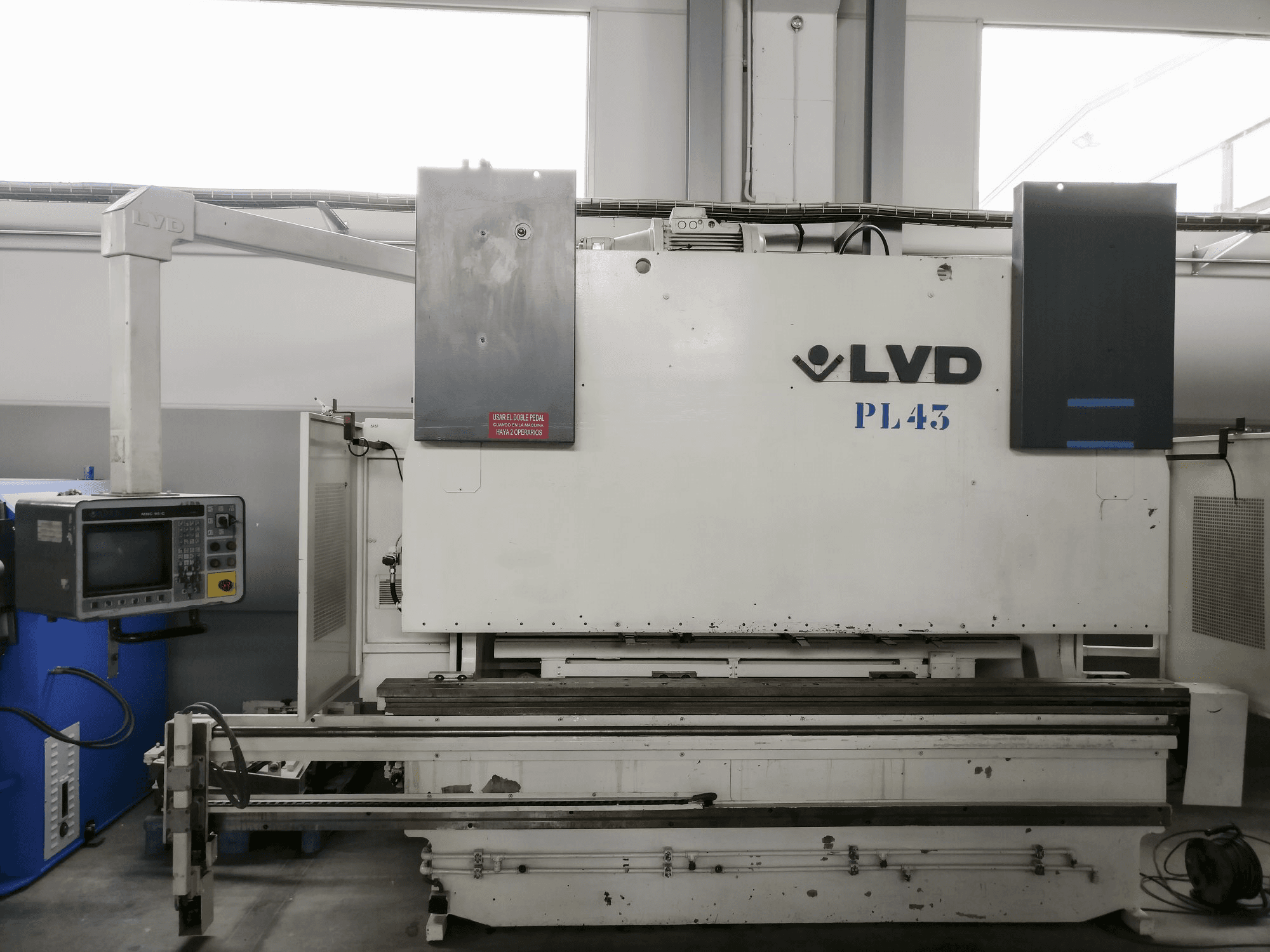 Vooraanzicht van LVD PPEB 160-30 MNC 95 machine