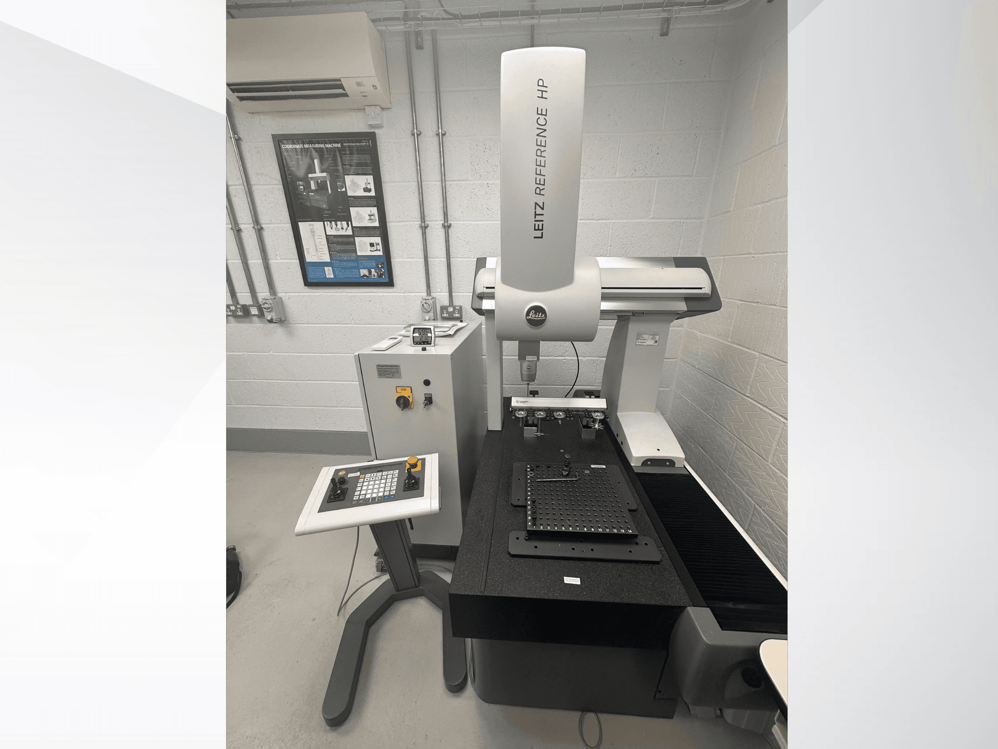 Coördinatenmeetmachine LEITZ Reference HP in vooraanzicht, met bedieningspaneel en meetoppervlak.