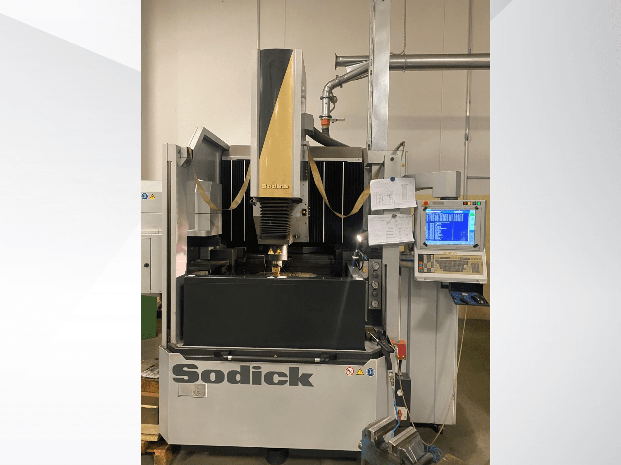Sodick EDM-machine in vooraanzicht, met bedieningspaneel, werktafel en bovenliggende snijkop.