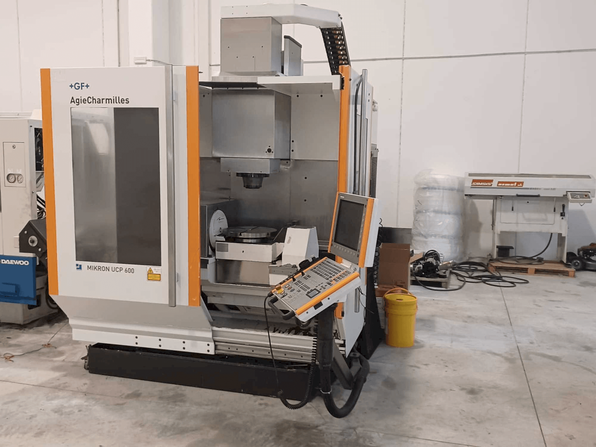 Vooraanzicht van AgieCharmilles Mikron UCP 600 machine