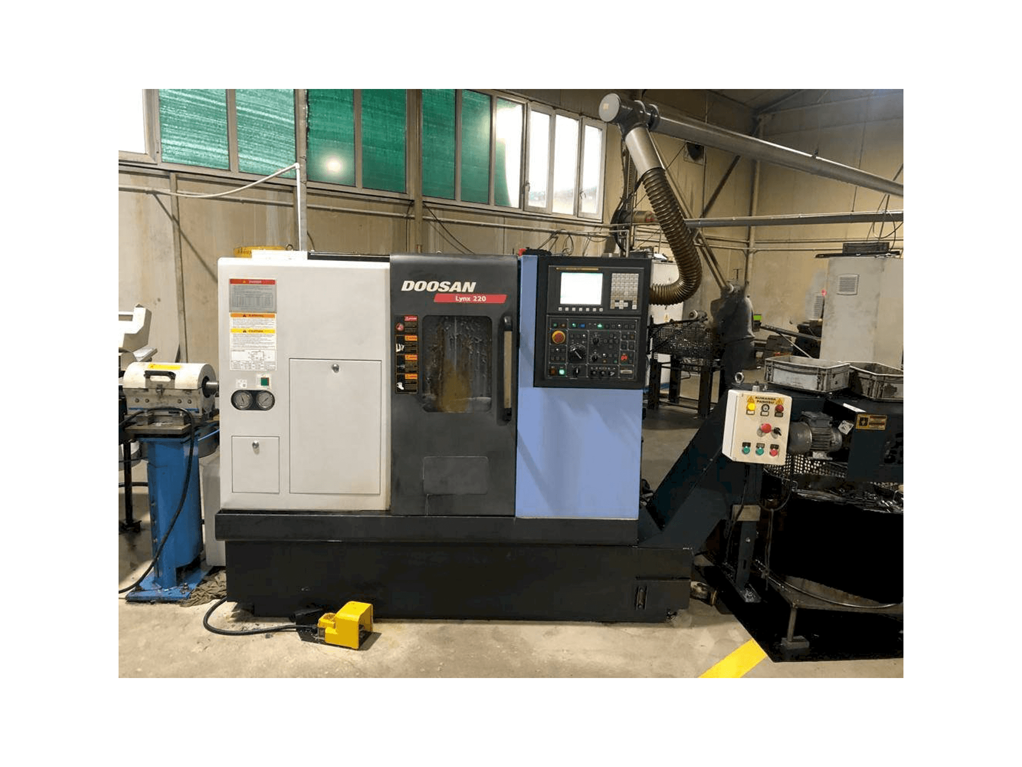 Vooraanzicht van Doosan Lynx 220 B machine
