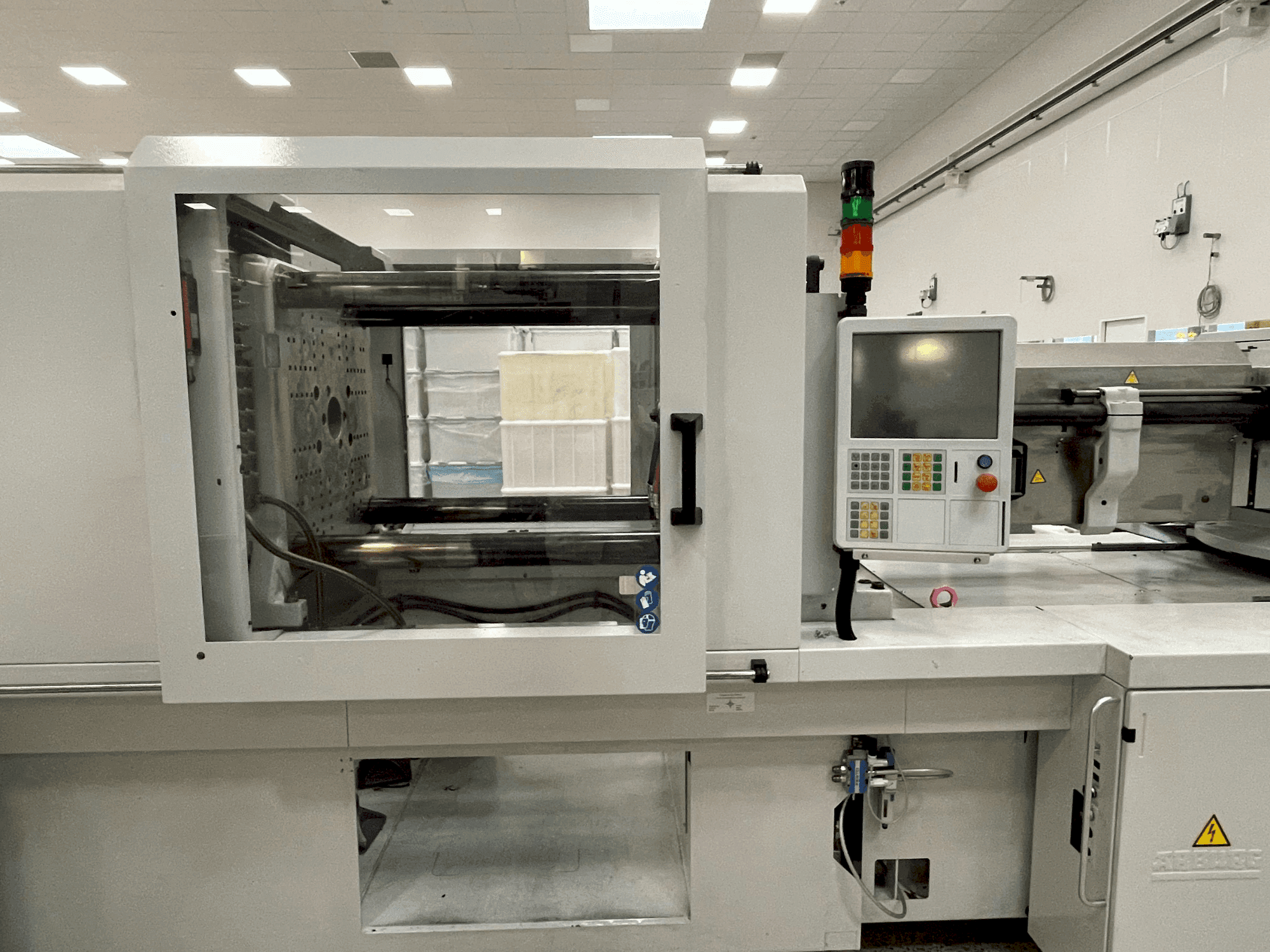 Vooraanzicht van Arburg Allrounder 570 H 2000-1300 machine