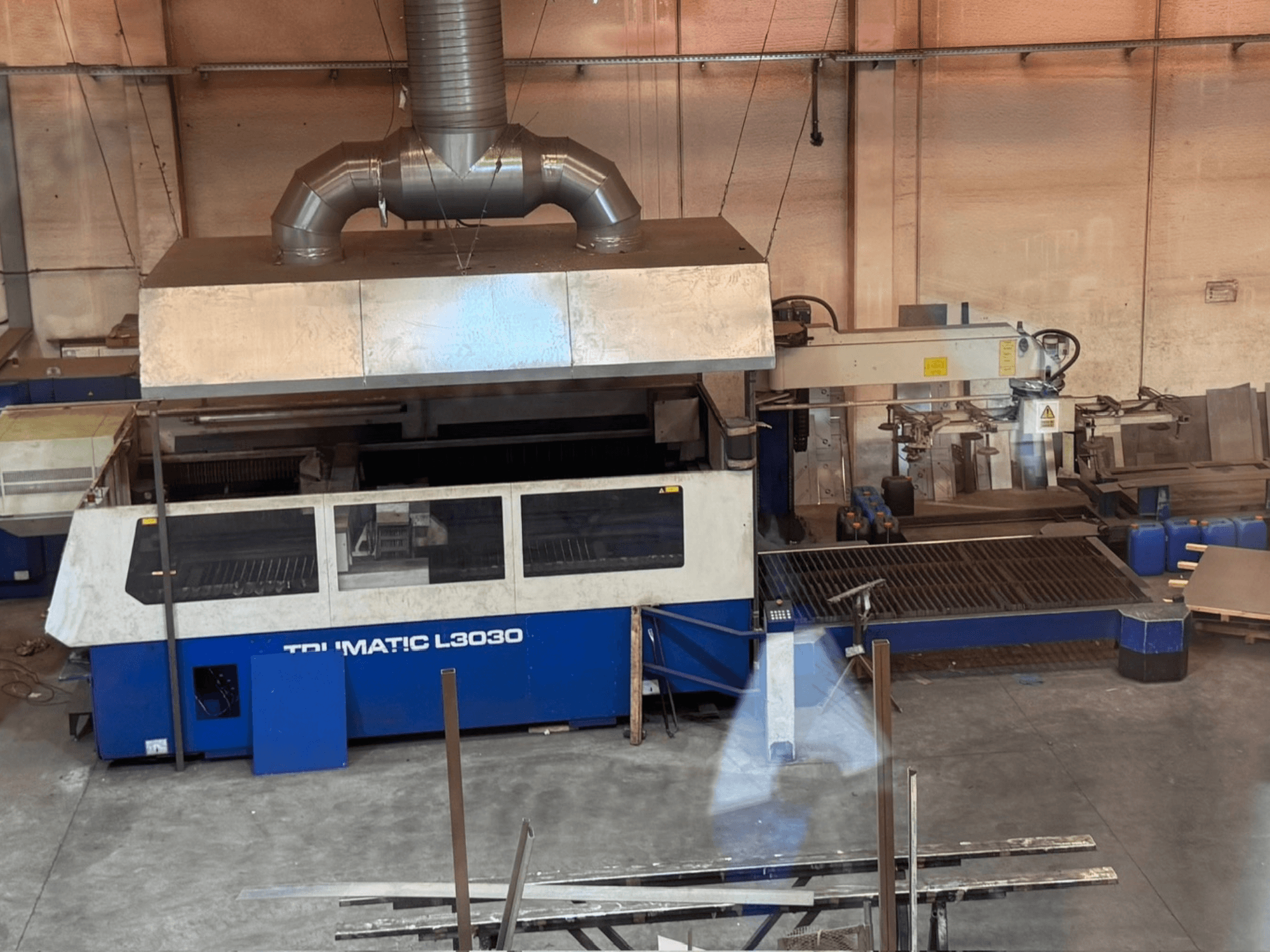 CO₂-lasersnijmachine TRUMPF TRUMATIC L3030 in een werkplaats, vooraanzicht met bedieningspaneel en snijtafel.