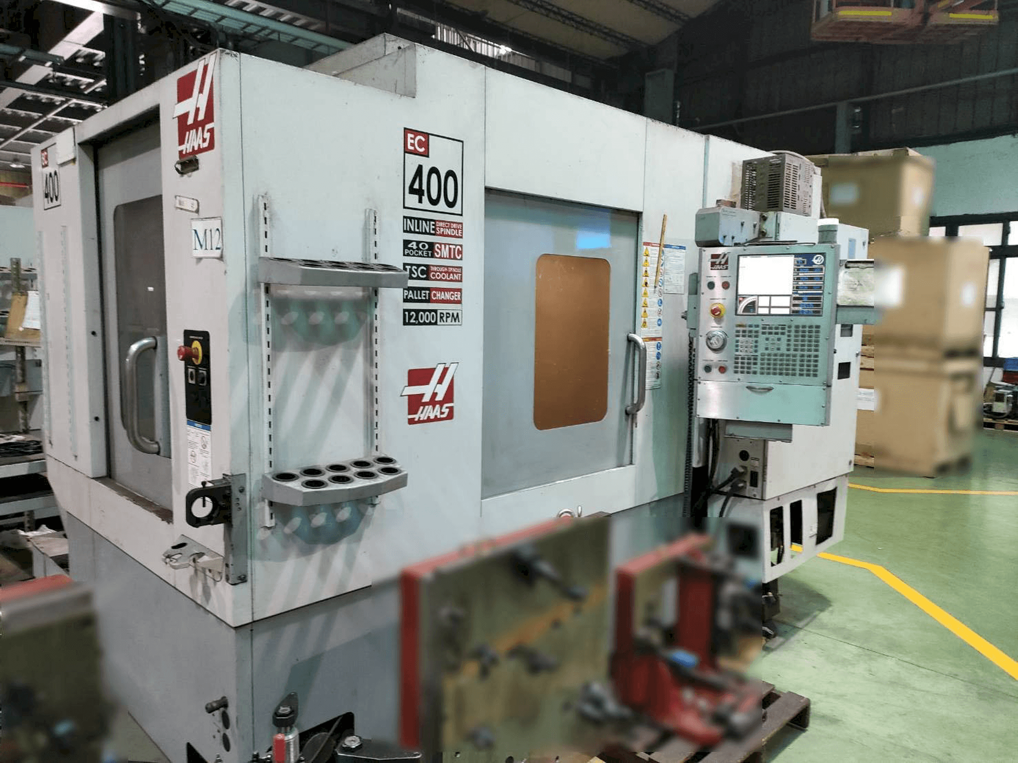 Vooraanzicht van HAAS EC-400 machine