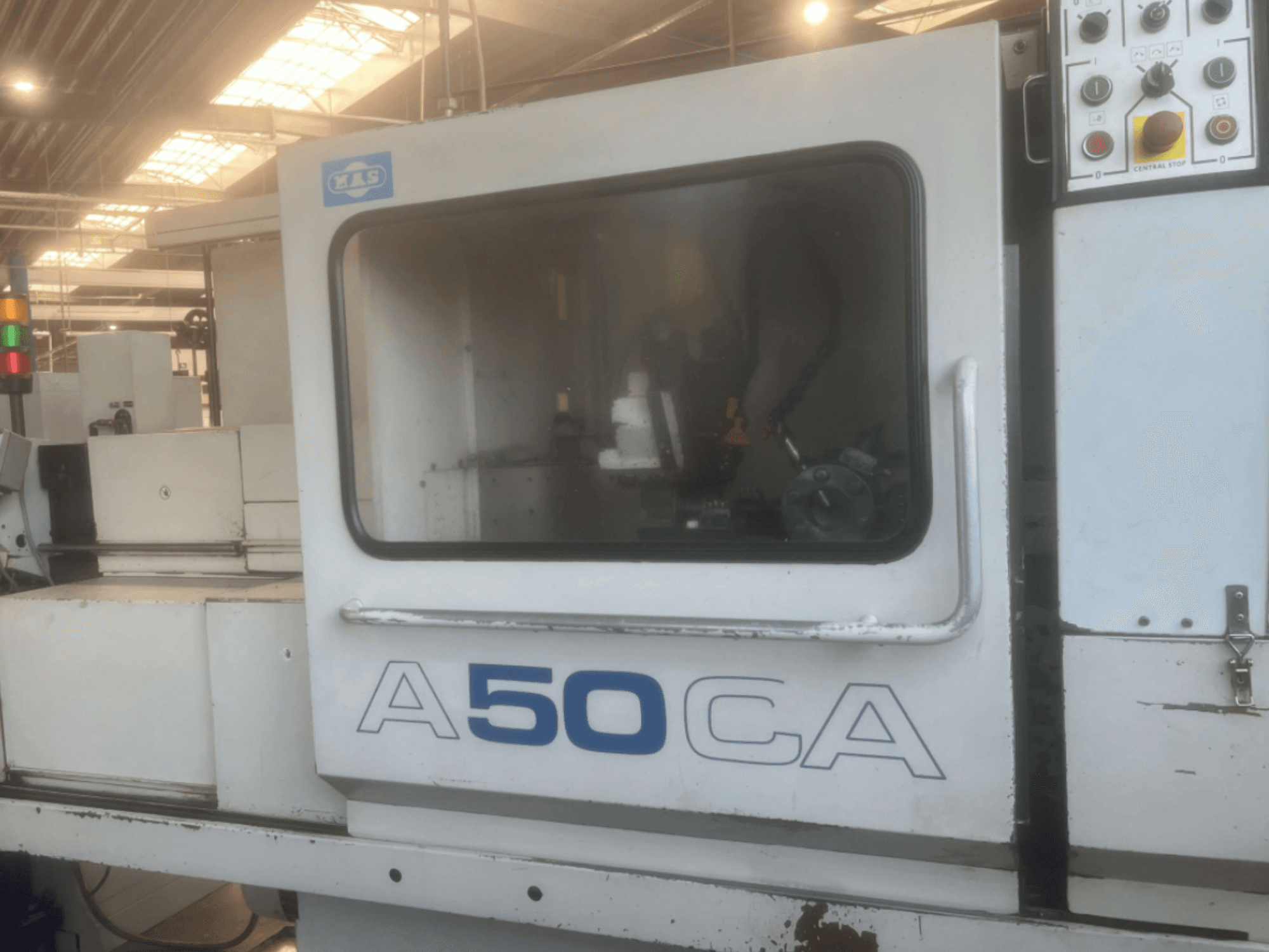 Horizontale draaimachine KOVOSVIT MAS OPTIMAT A50CA, vooraanzicht met bedieningselementen en interne onderdelen.