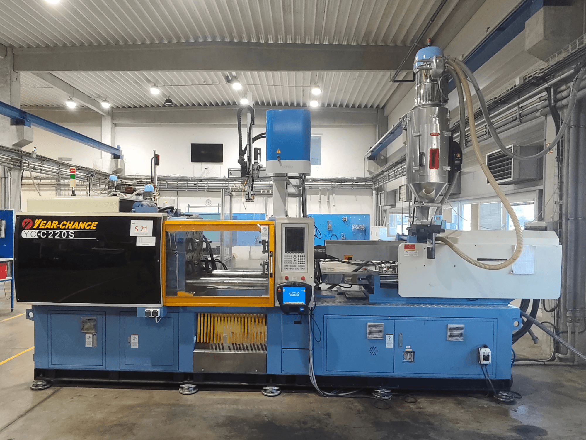 YEAR-CHANCE YC-C 220S elektrische spuitgietmachine, vooraanzicht, met bedieningspaneel en materiaaltrechter.
