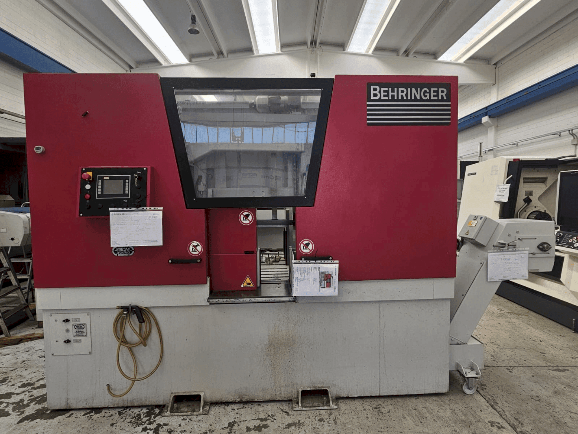 Vooraanzicht van Behringer HBE 511 A machine