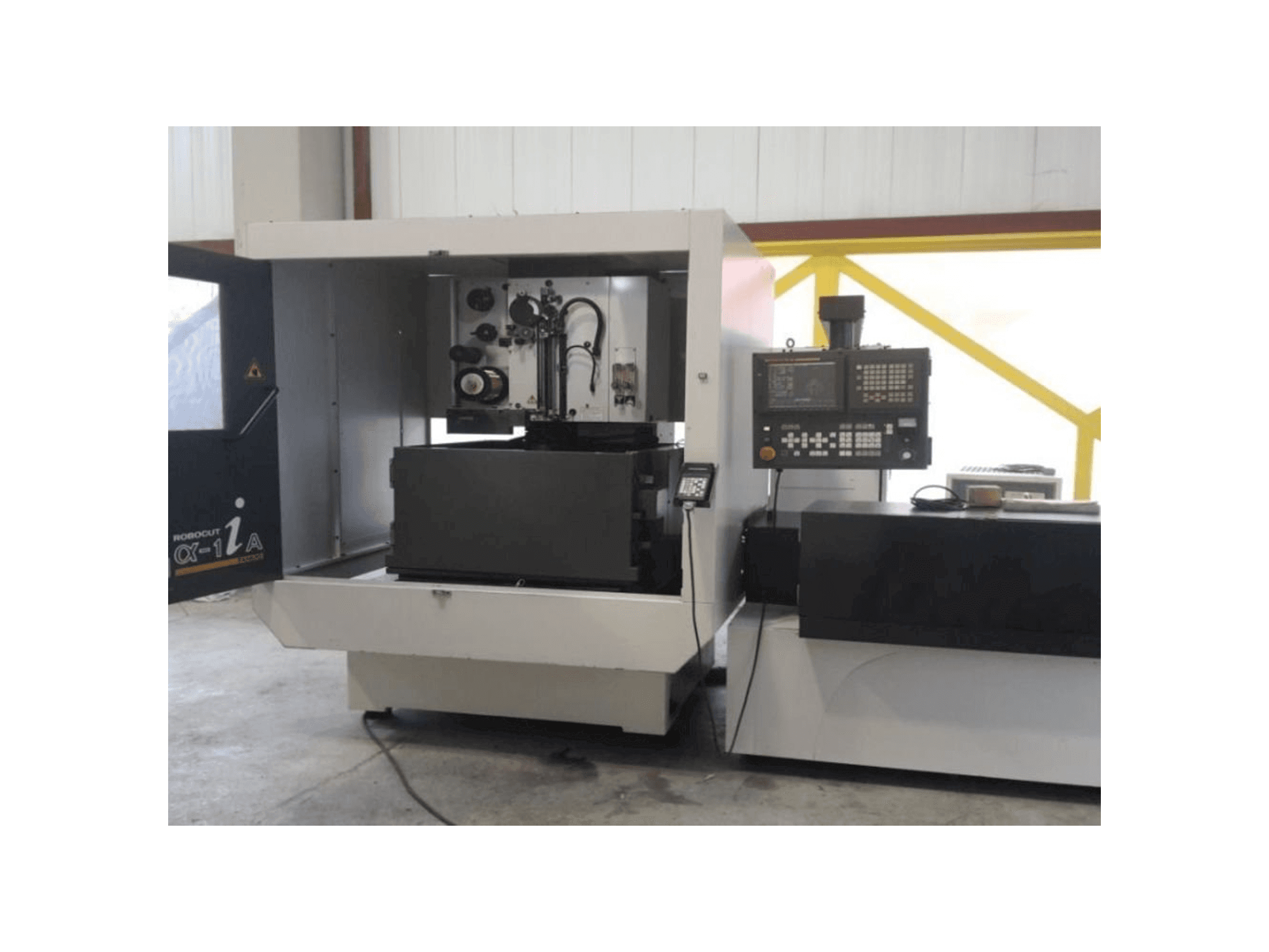 Vooraanzicht van FANUC Robocut α-1iA machine