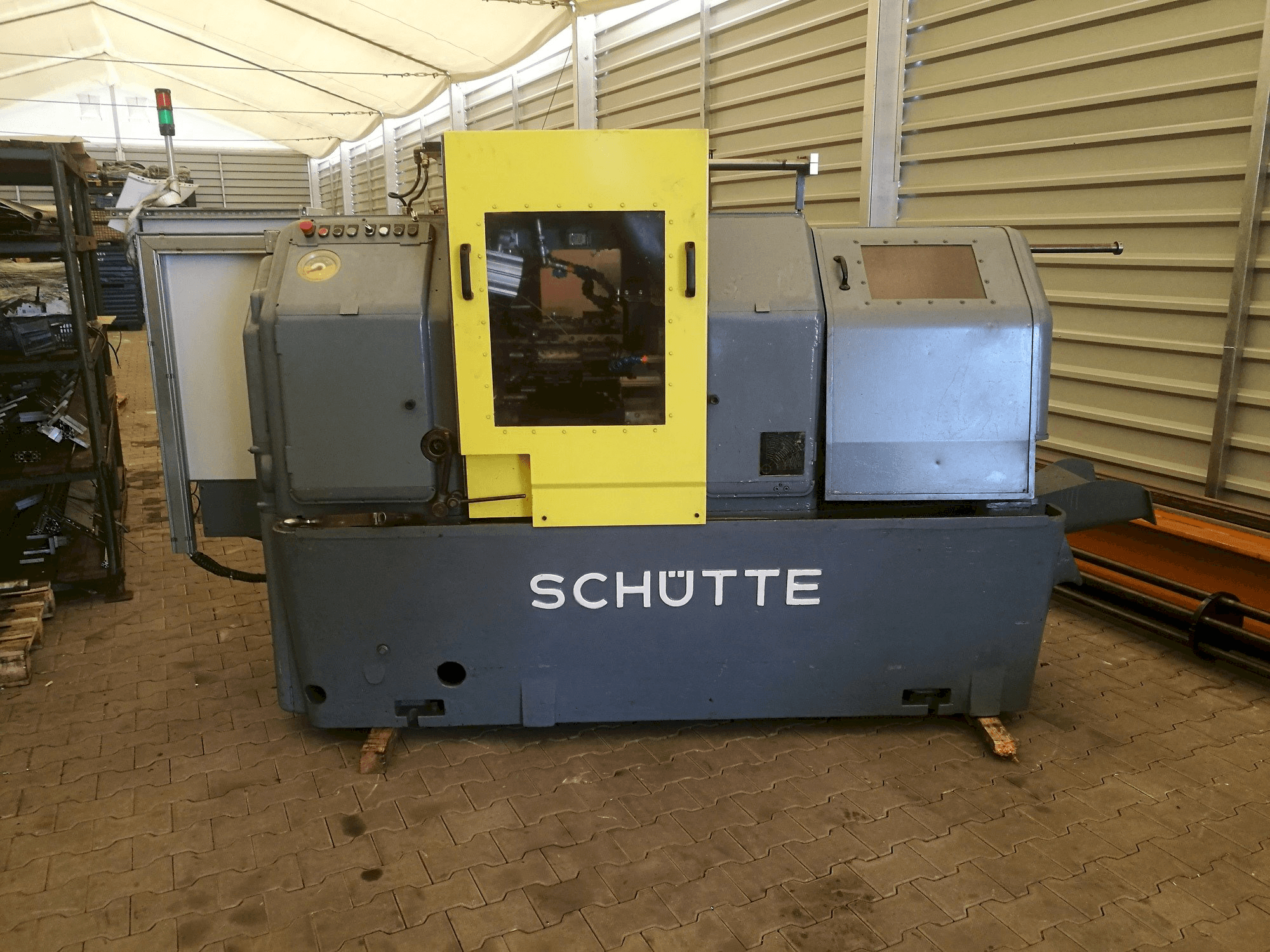 Vooraanzicht van Schuette SE 16 machine