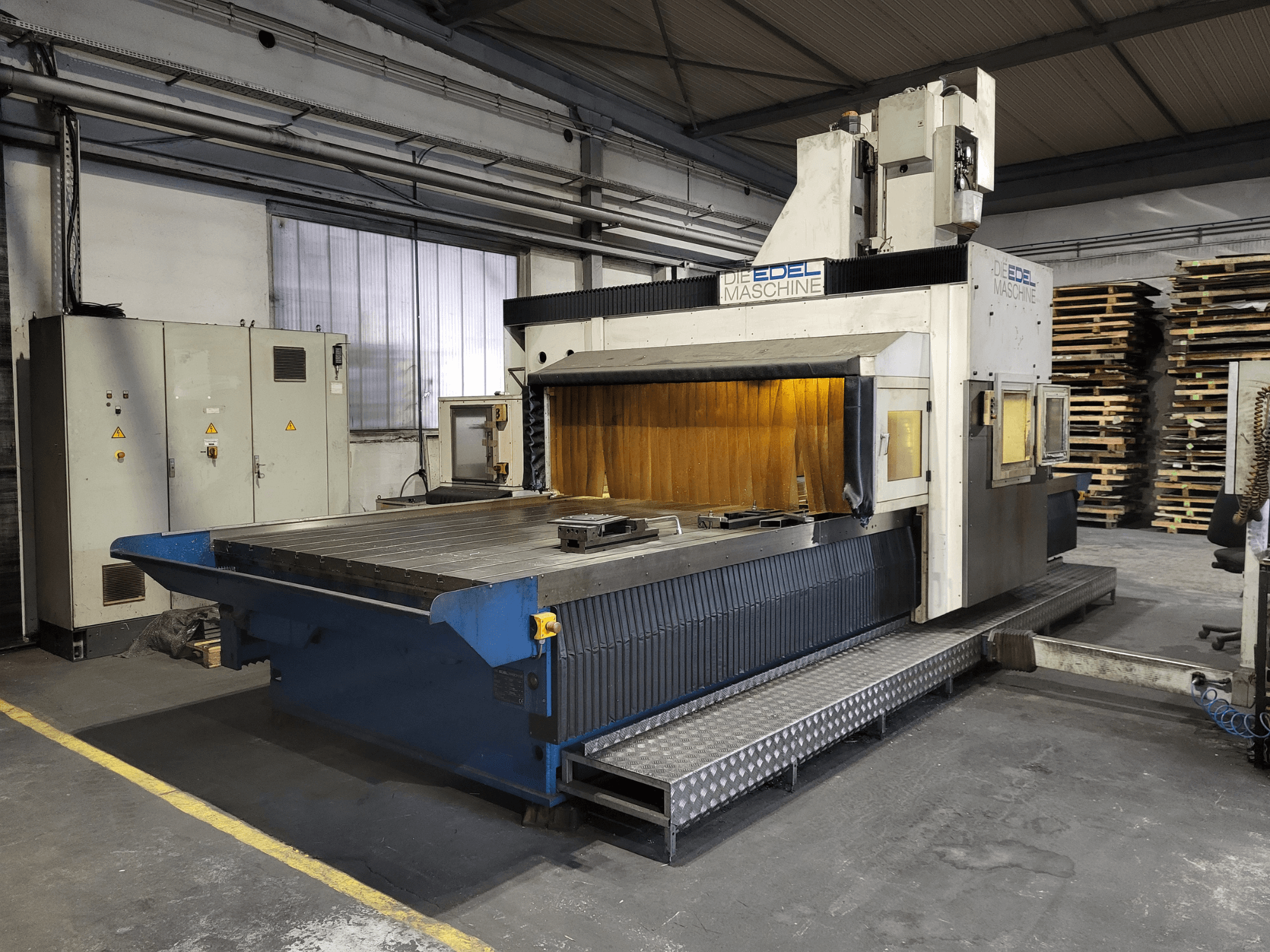 Portaalfreesmachine EDEL Koordimatic XL 4020, vooraanzicht, met grote werktafel en bedieningseenheid in een industriële omgeving.