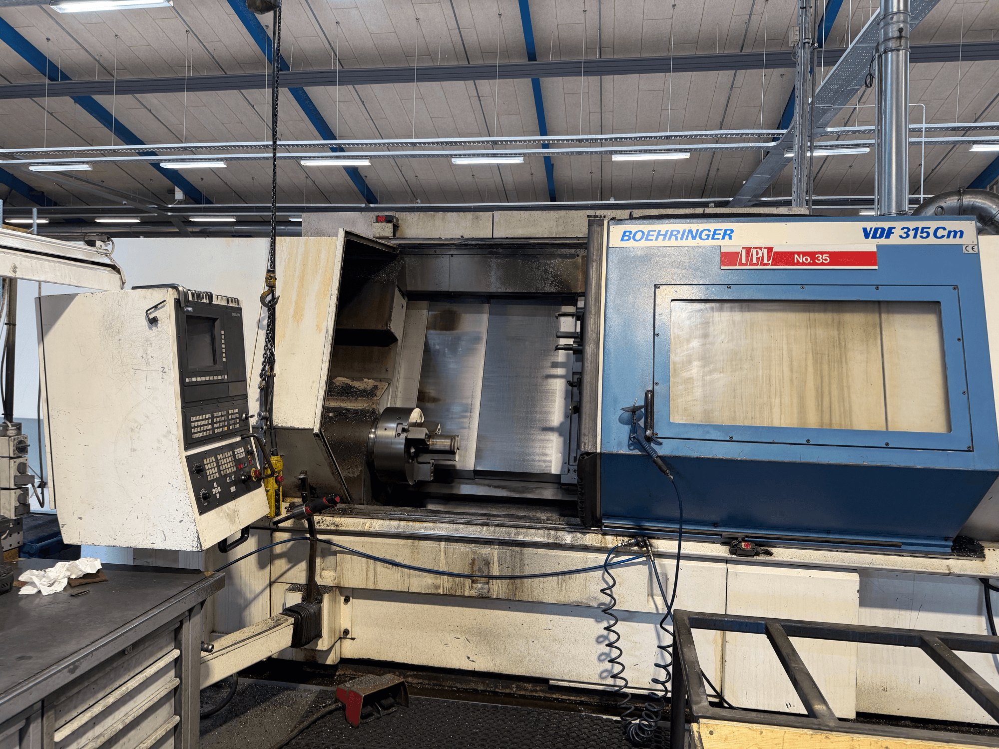 Vooraanzicht van BOEHRINGER VDF 315 CM horizontale draaimachine, met bedieningspaneel en open bewerkingsgebied.