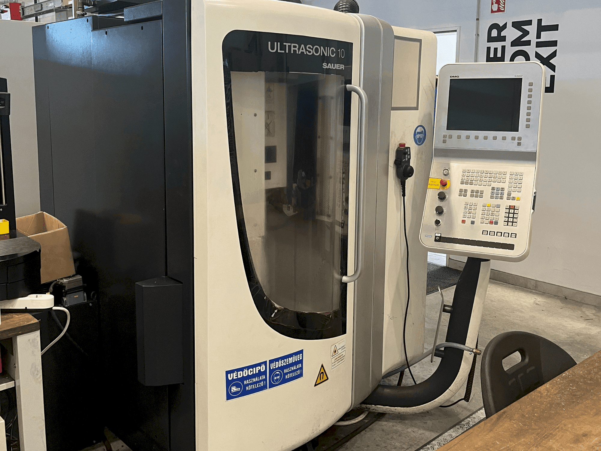 Vooraanzicht van DMG ULTRASONIC 10 machine