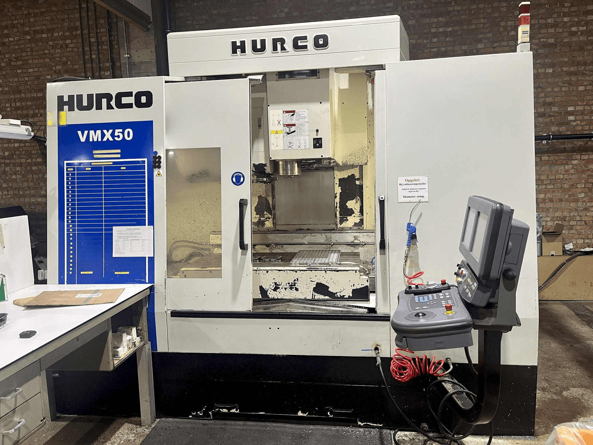 Vooraanzicht van Hurco VMX50 machine