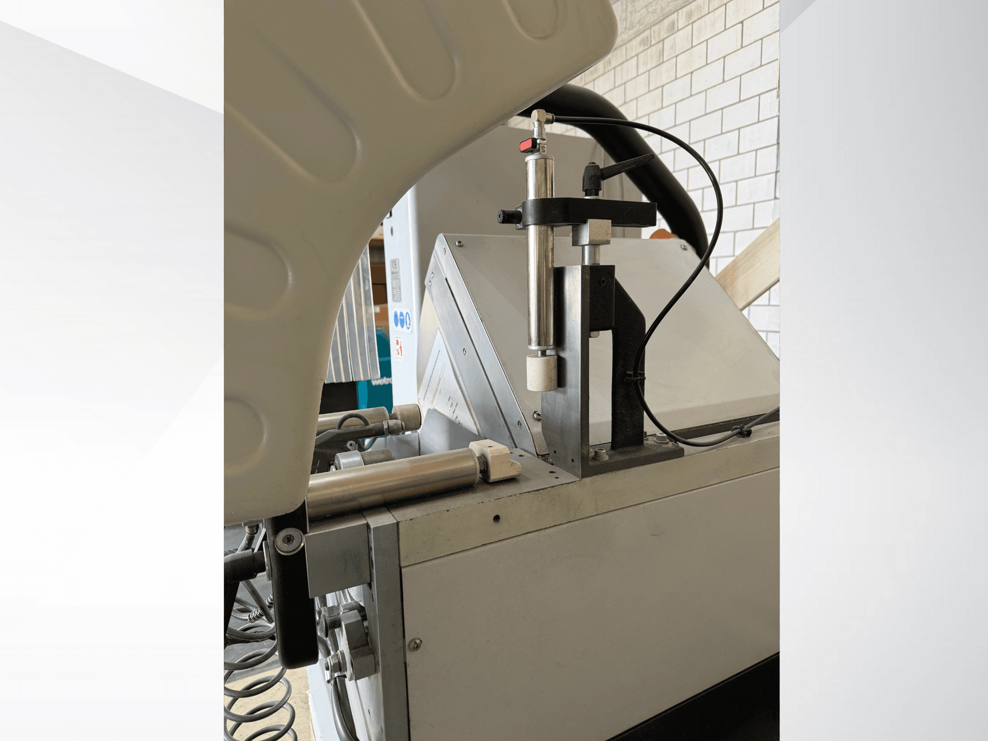 Close-up van een precisiespuitmachine met verticale spuit, zichtbaar merklogo en bedieningspaneel vooraanzicht.