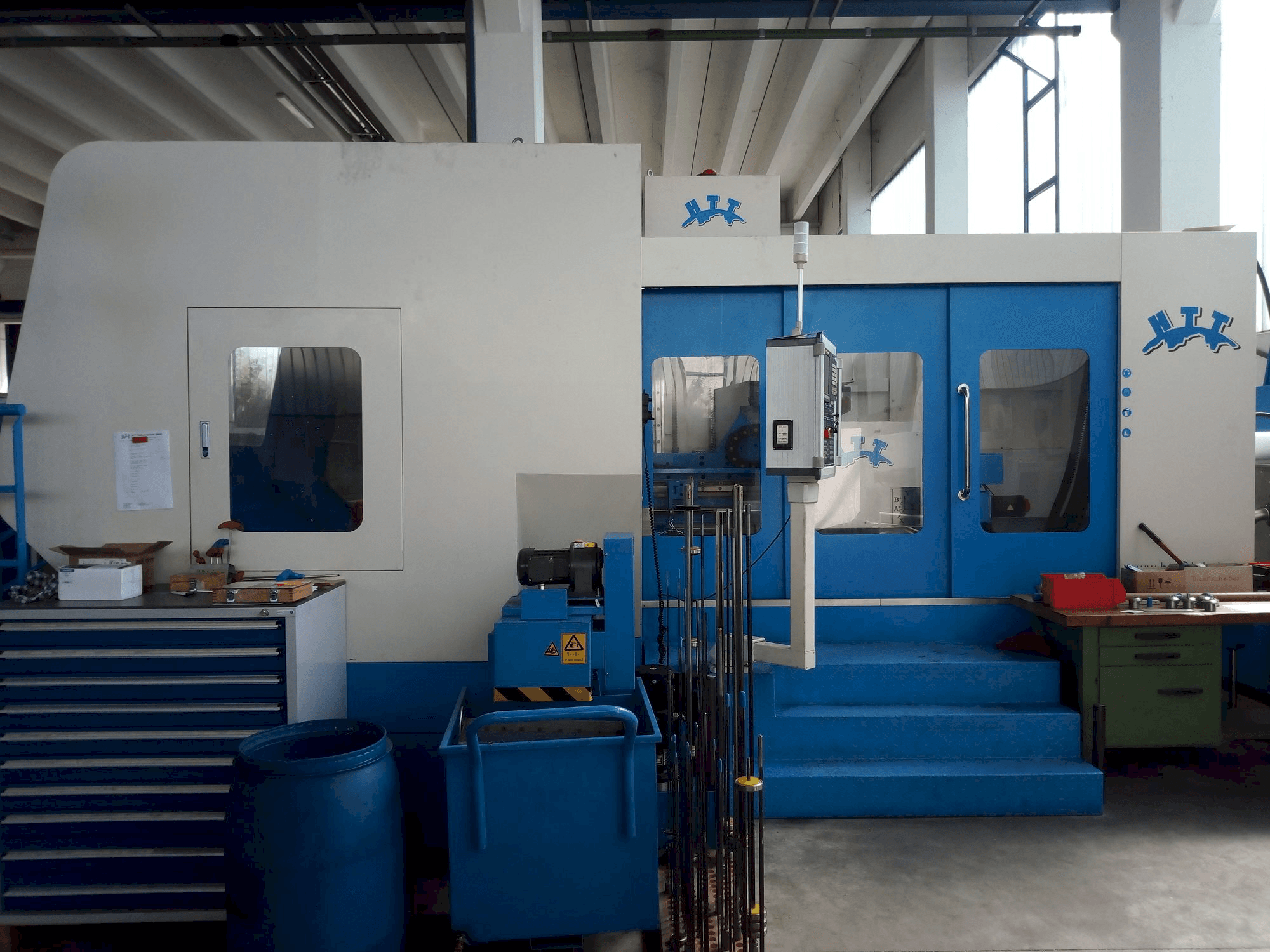 Vooraanzicht van HTT KBR6-1008 machine