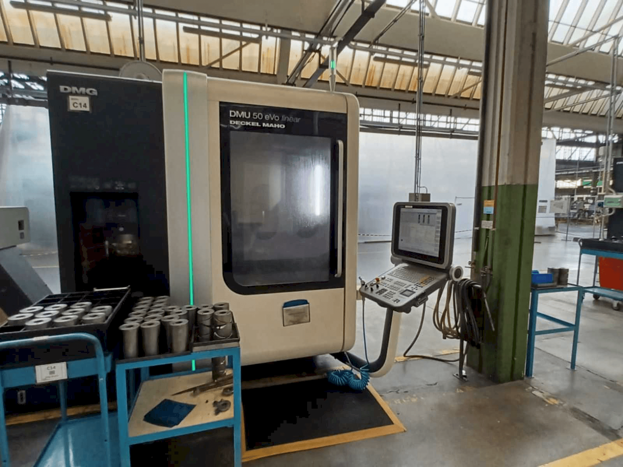 Vooraanzicht van DMG DMU 50 evo linear machine