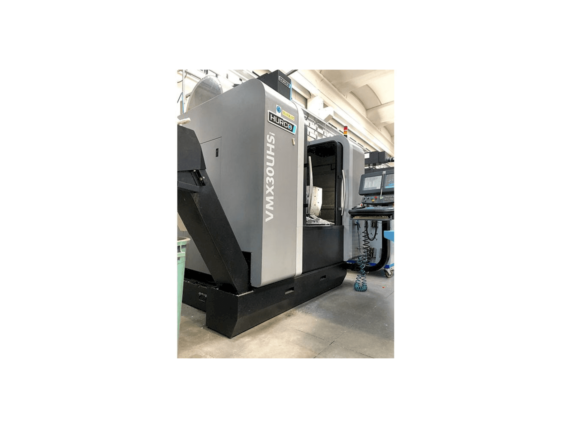 Vooraanzicht van Hurco VMX30 UHSi machine
