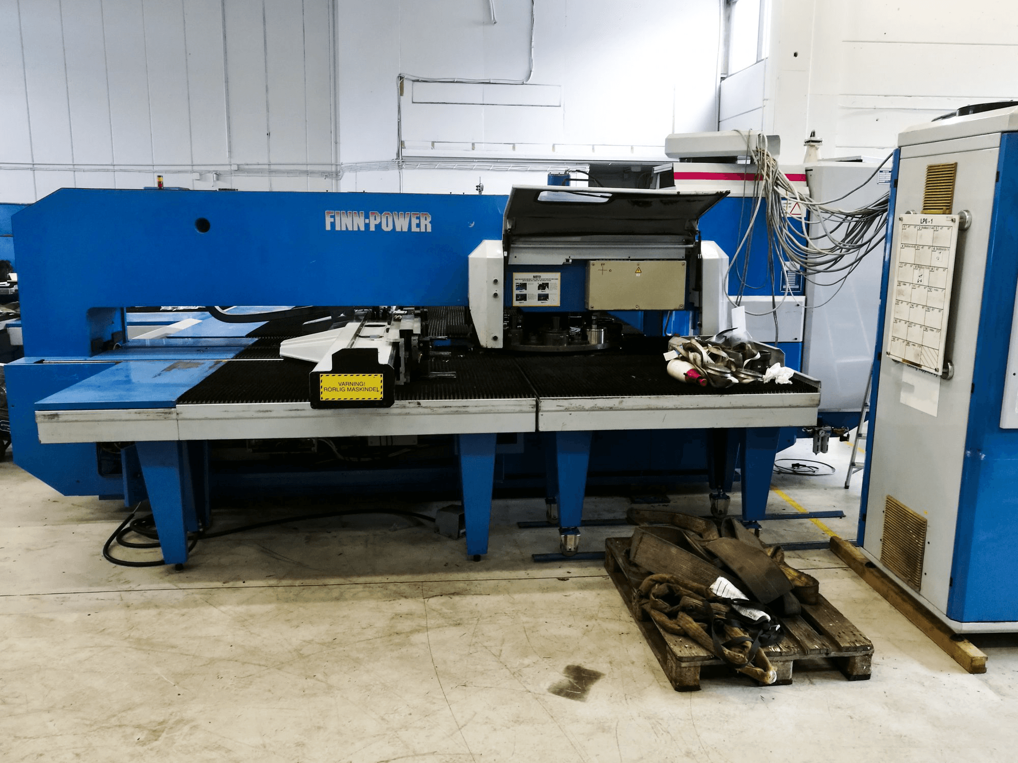 Vooraanzicht van Finn-Power LP6 SB machine