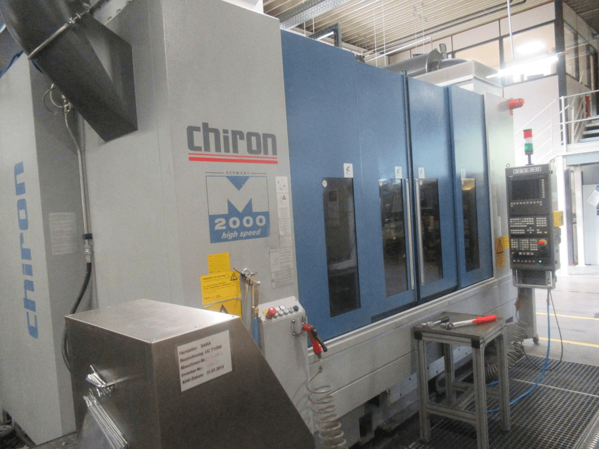 CHIRON Mill 2000 verticaal bewerkingscentrum, vooraanzicht met bedieningspaneel, blauwe uitvoering en zichtbare functies voor hoge snelheden.
