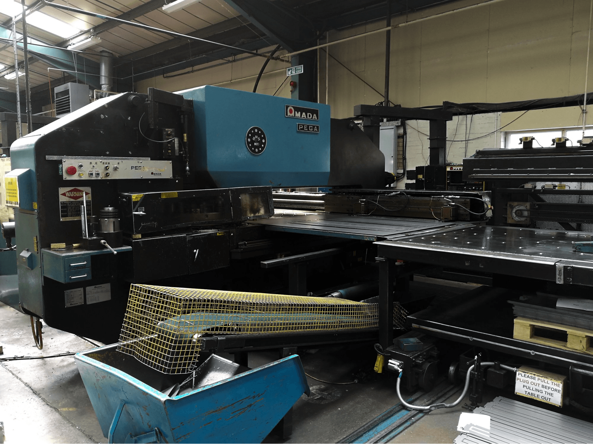 Links zicht van AMADA PEGA 357 machine