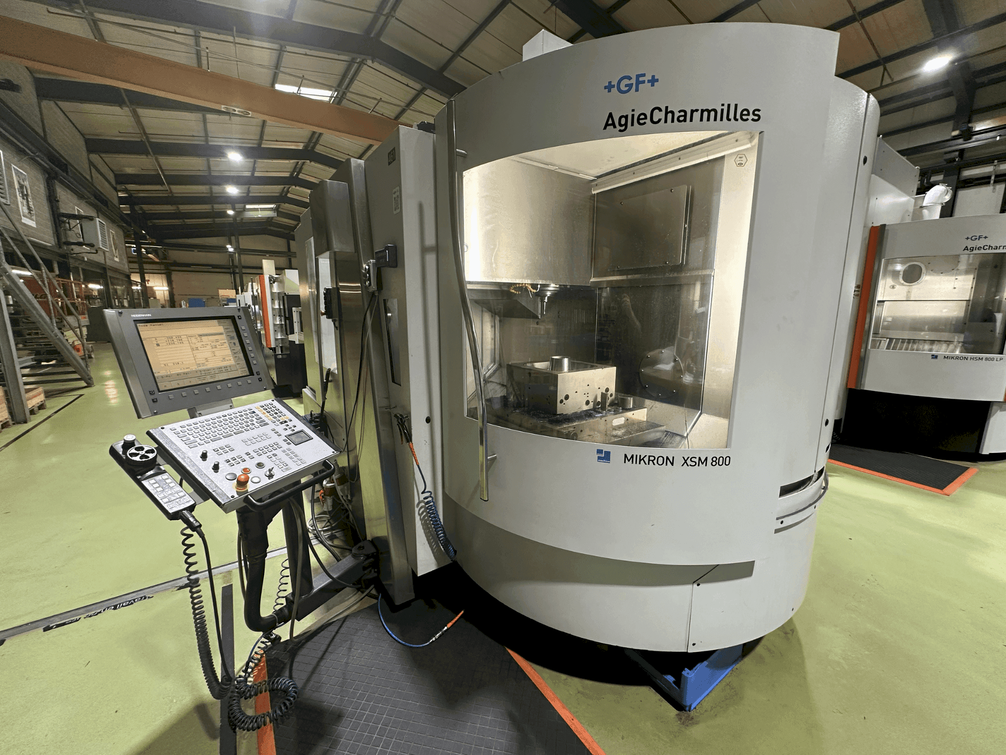 Vooraanzicht van +GF+ AgieCharmilles Mikron XSM 800 machine