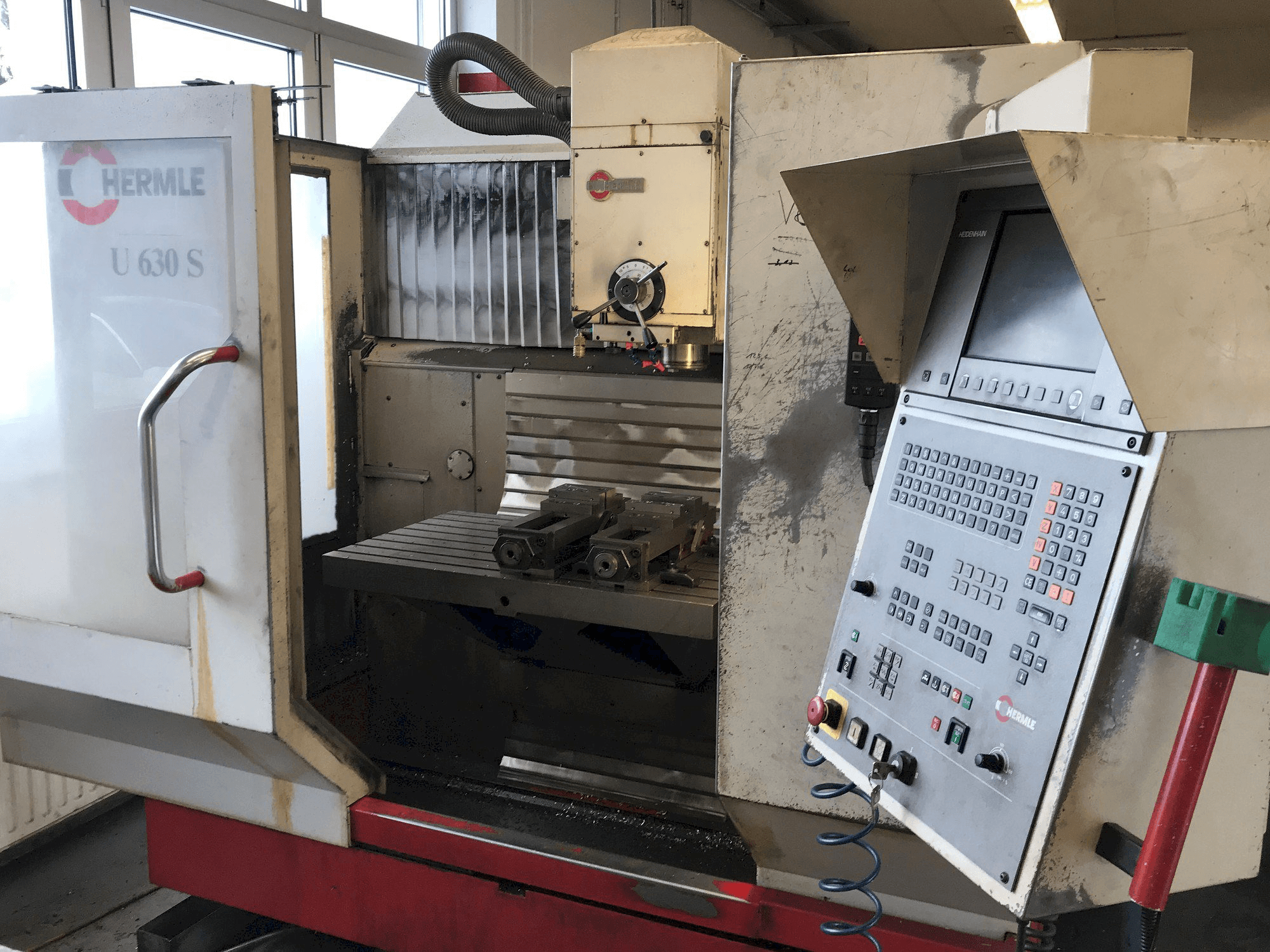 Vooraanzicht van HERMLE U 630 S machine