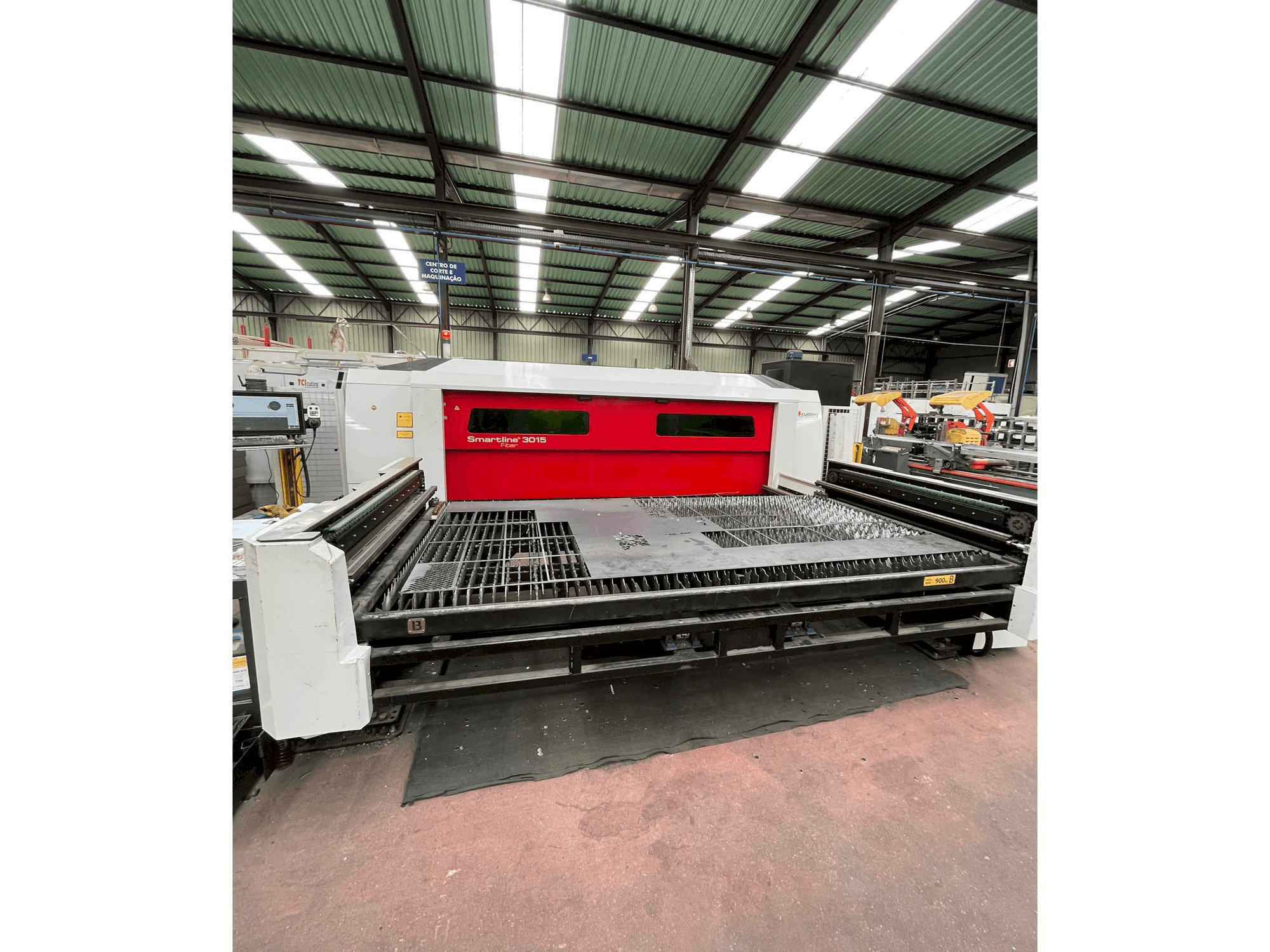 Vooraanzicht van TCI Smartline Fiber 3015 3KW machine