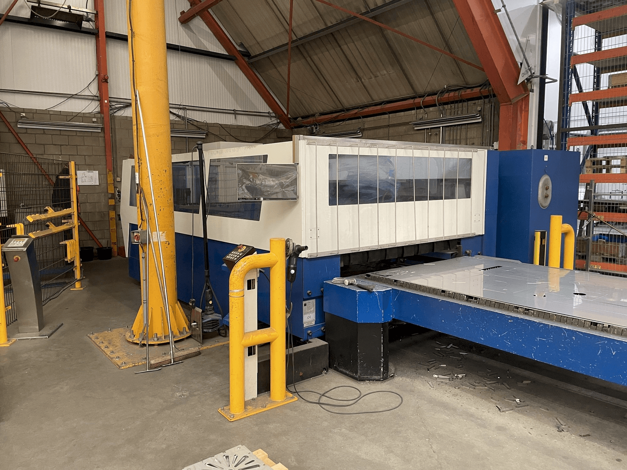 Vooraanzicht van Trumpf Trumatic L3050 5kW machine