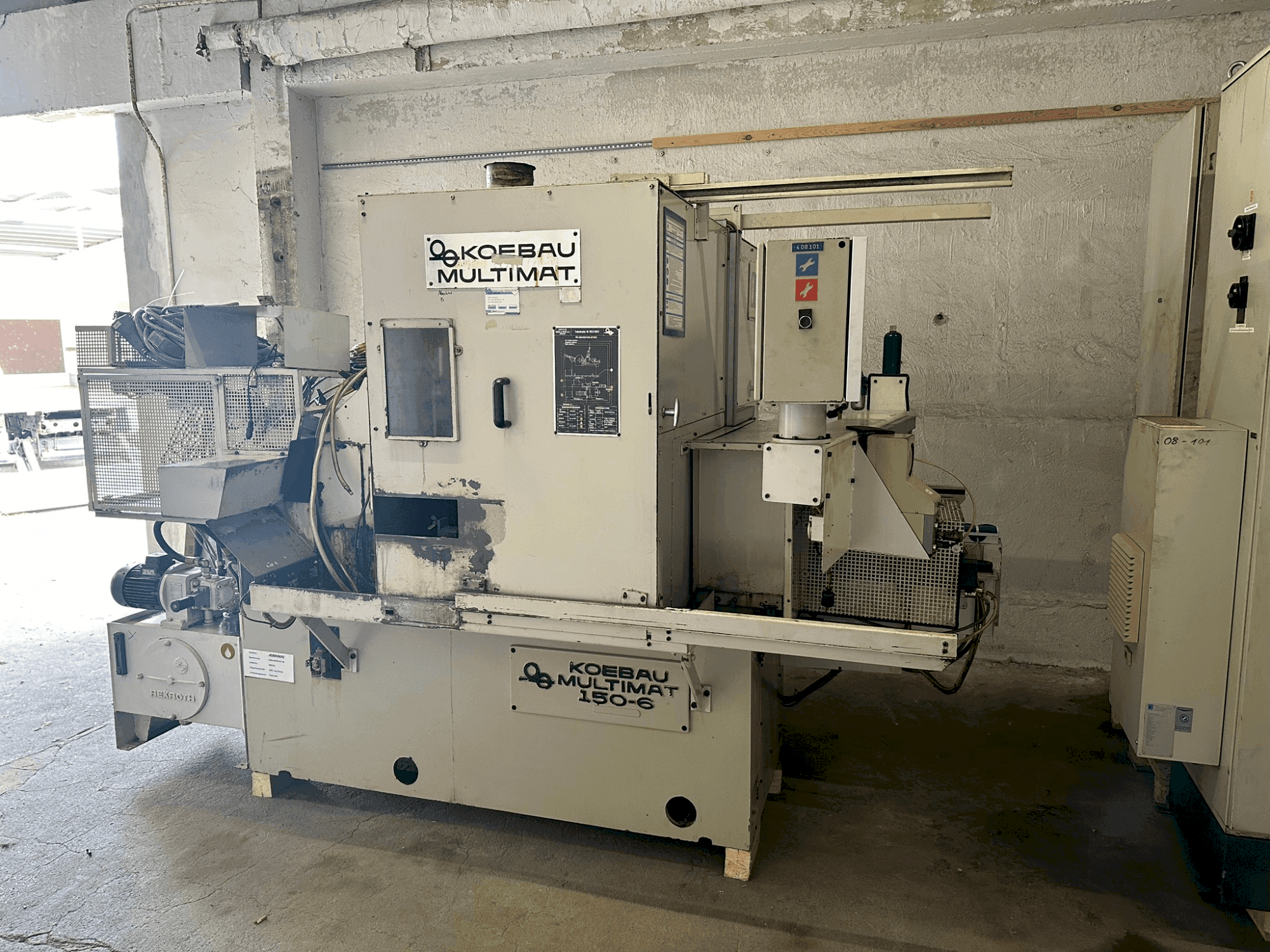 Vooraanzicht van KOEBAU Multimat 150 machine