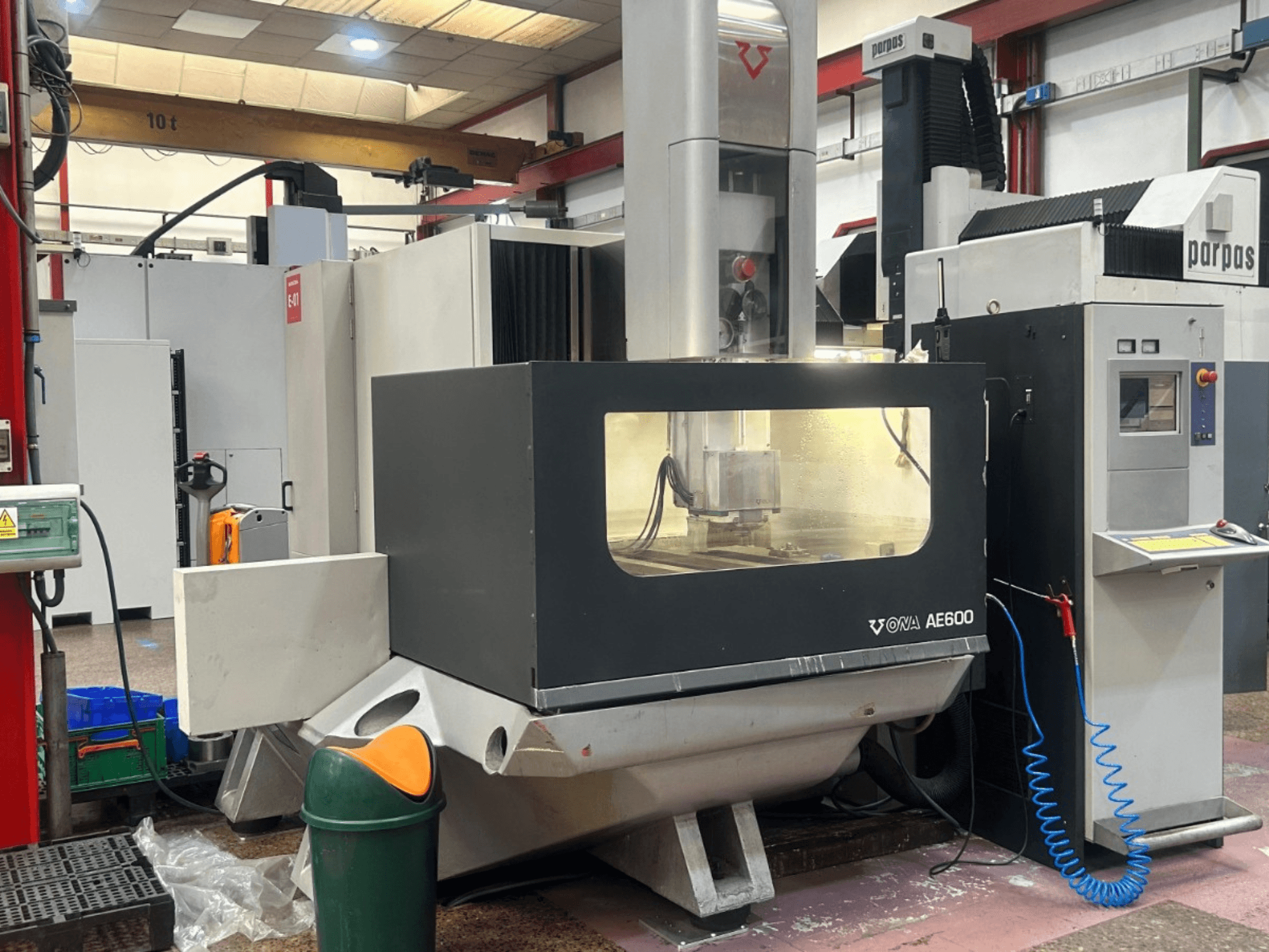 ONA AE600-vonkverspaningsmachine in bedrijf, met een vooraanzicht waarin het bedieningspaneel en het werkgebied zichtbaar zijn.