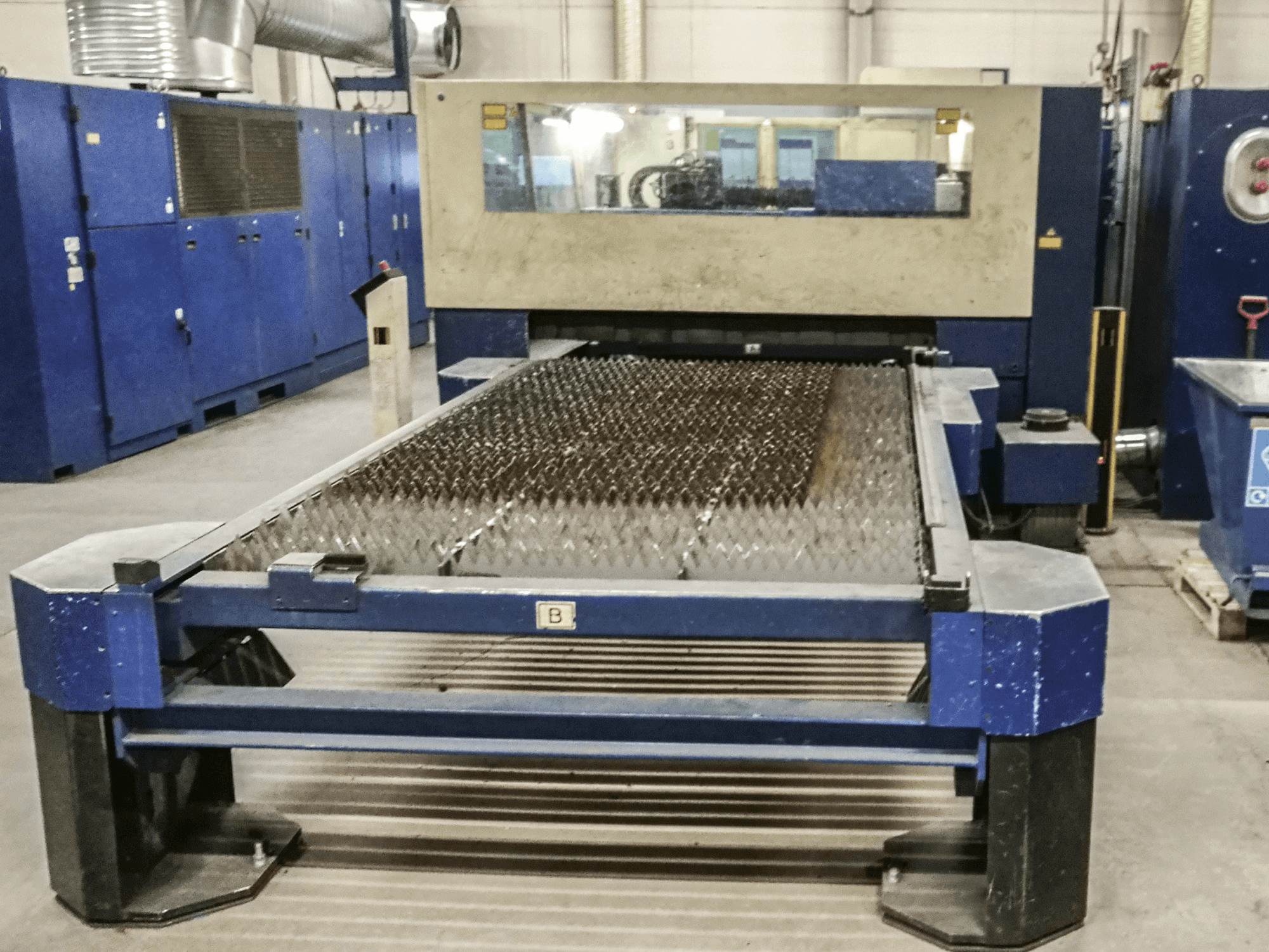 Recht aanzicht van Trumpf Trumatic L3050 machine
