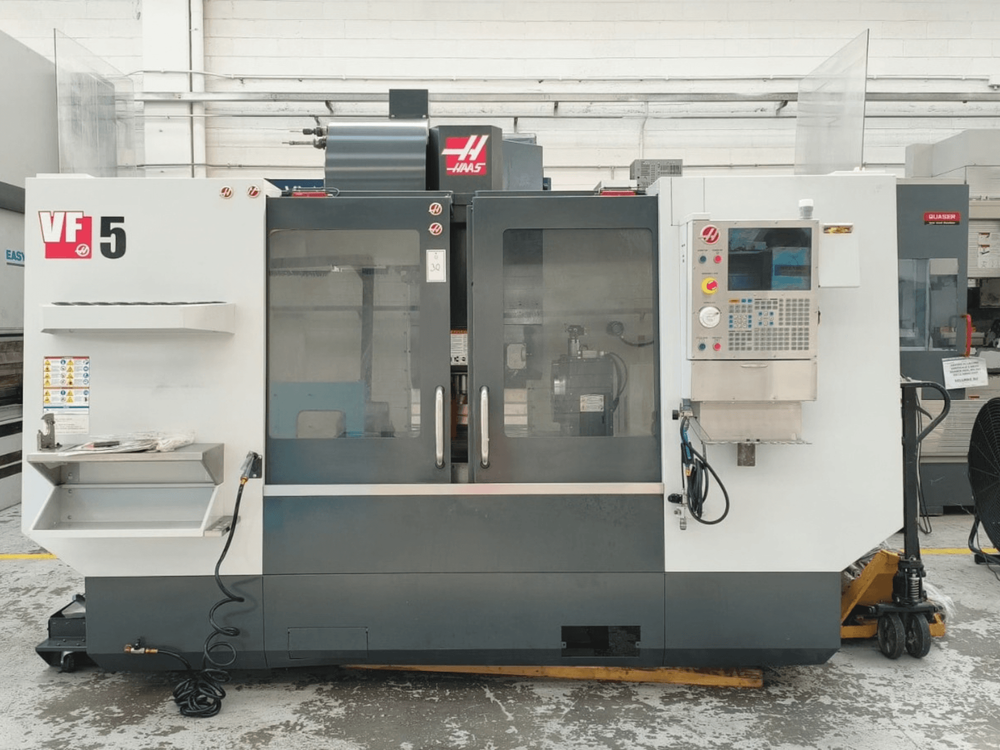 HAAS VF 5/40 verticaal bewerkingscentrum, vooraanzicht, met bedieningspaneel en glazen deuren.
