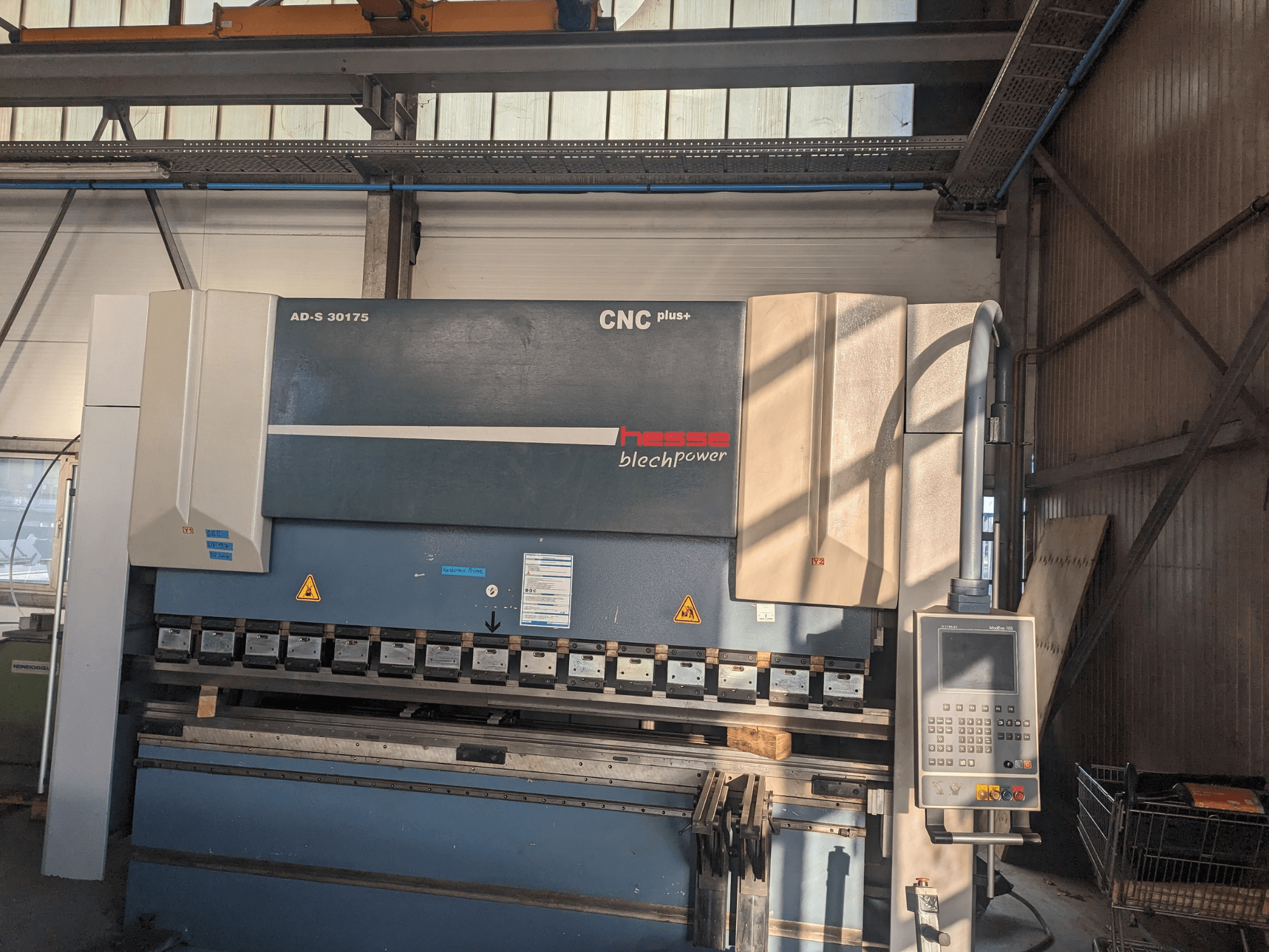 Hesse AD-S 30175 CNC buigmachine, vooraanzicht, met bedieningspaneel en gereedschappen, opgesteld in een werkplaatsomgeving.