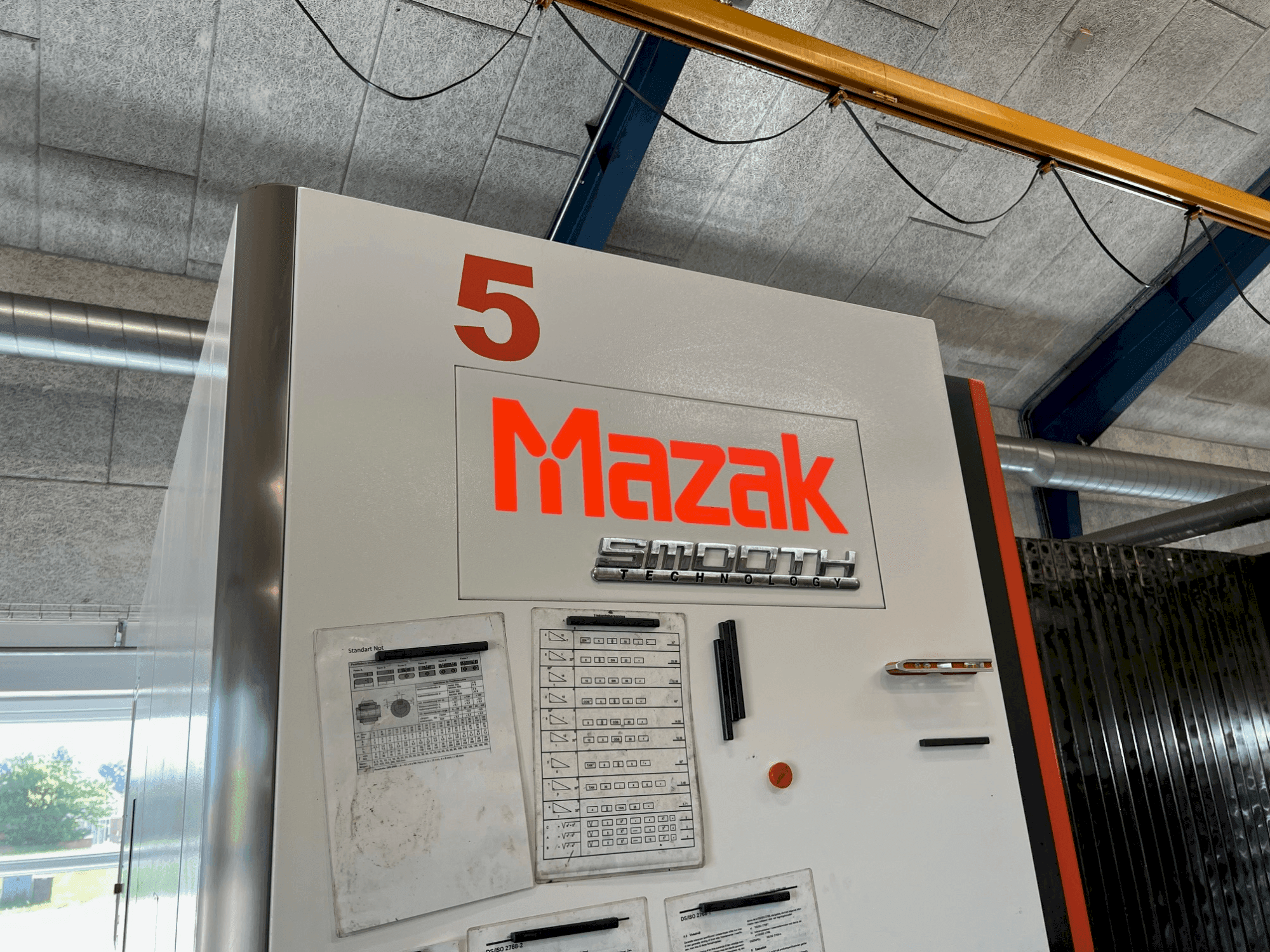 Vooraanzicht van Mazak VTC-530C machine